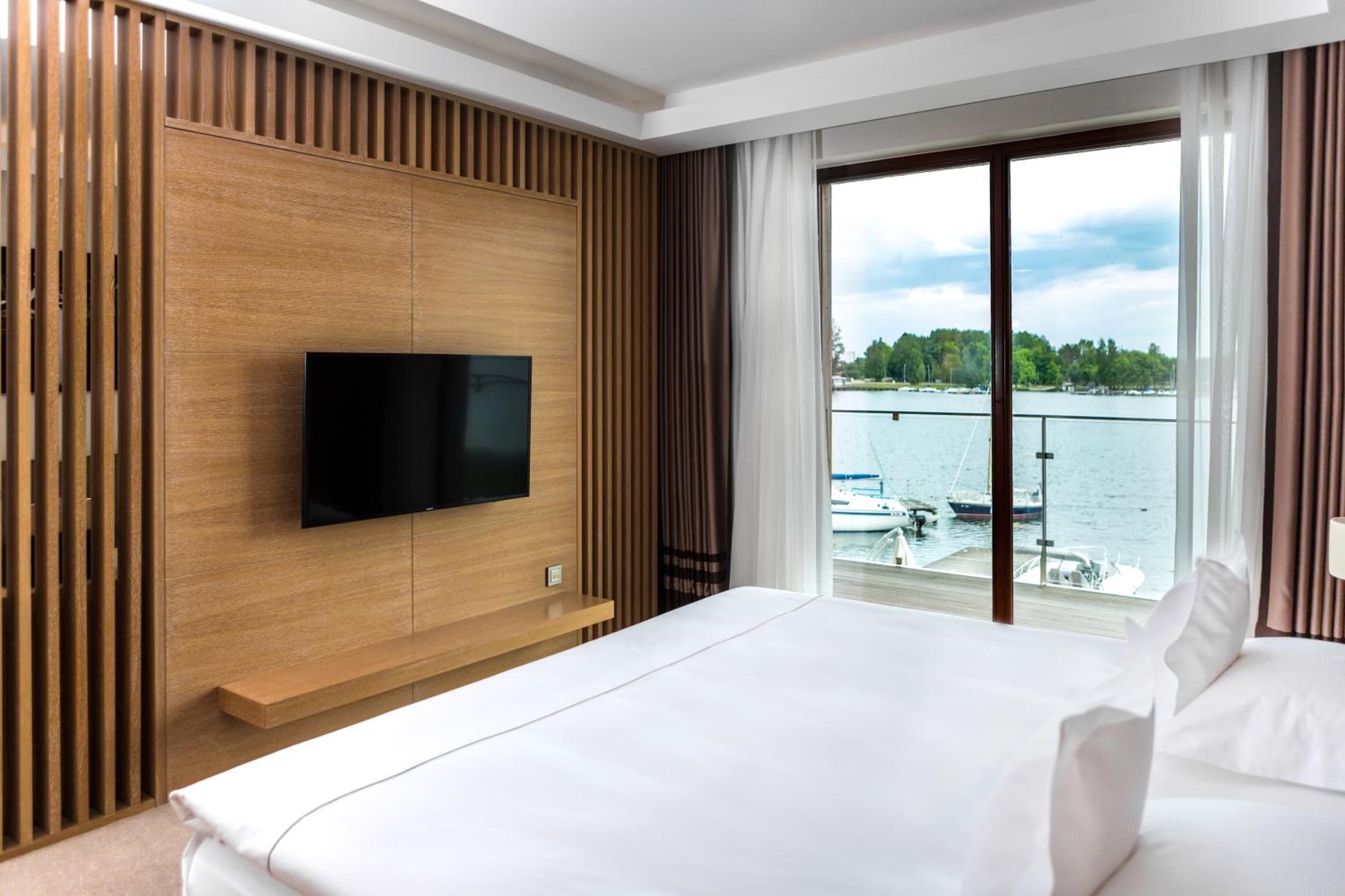 Suite with Lake View - Photo 9