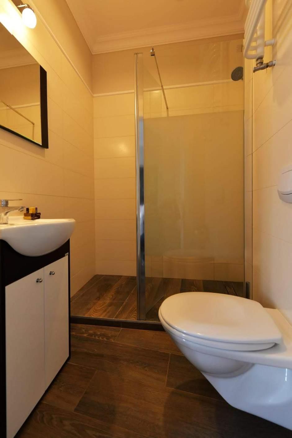 Apartment with Shower photo 2