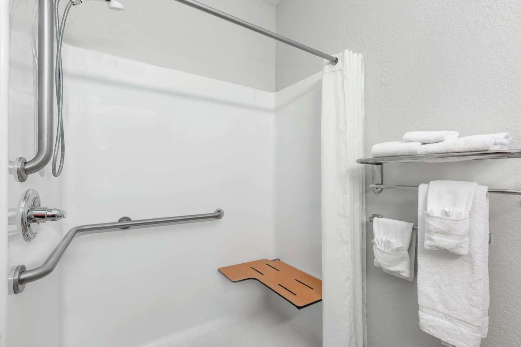 Deluxe Queen Room - Mobility Access/Non-Smoking - Photo 3