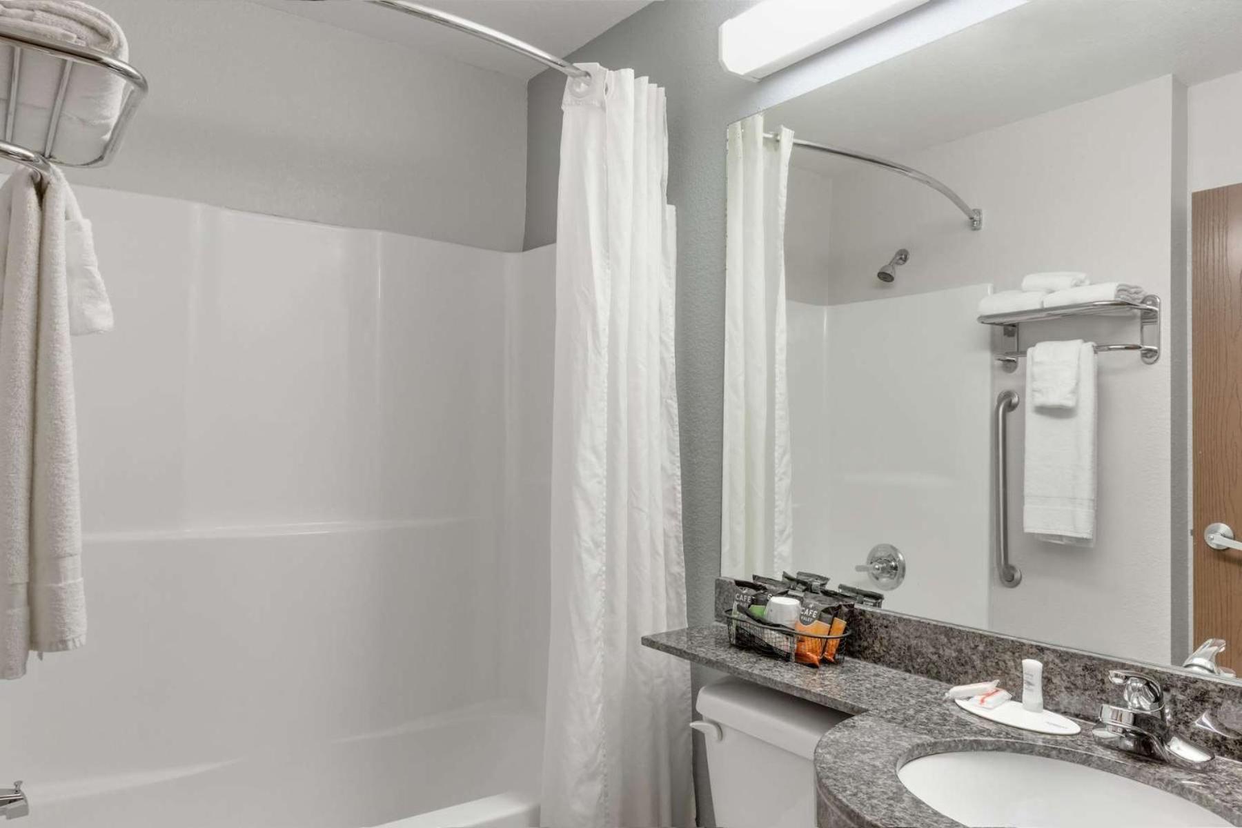 Deluxe Queen Studio Suite with Jetted Tub - Non-Smoking - Photo 6