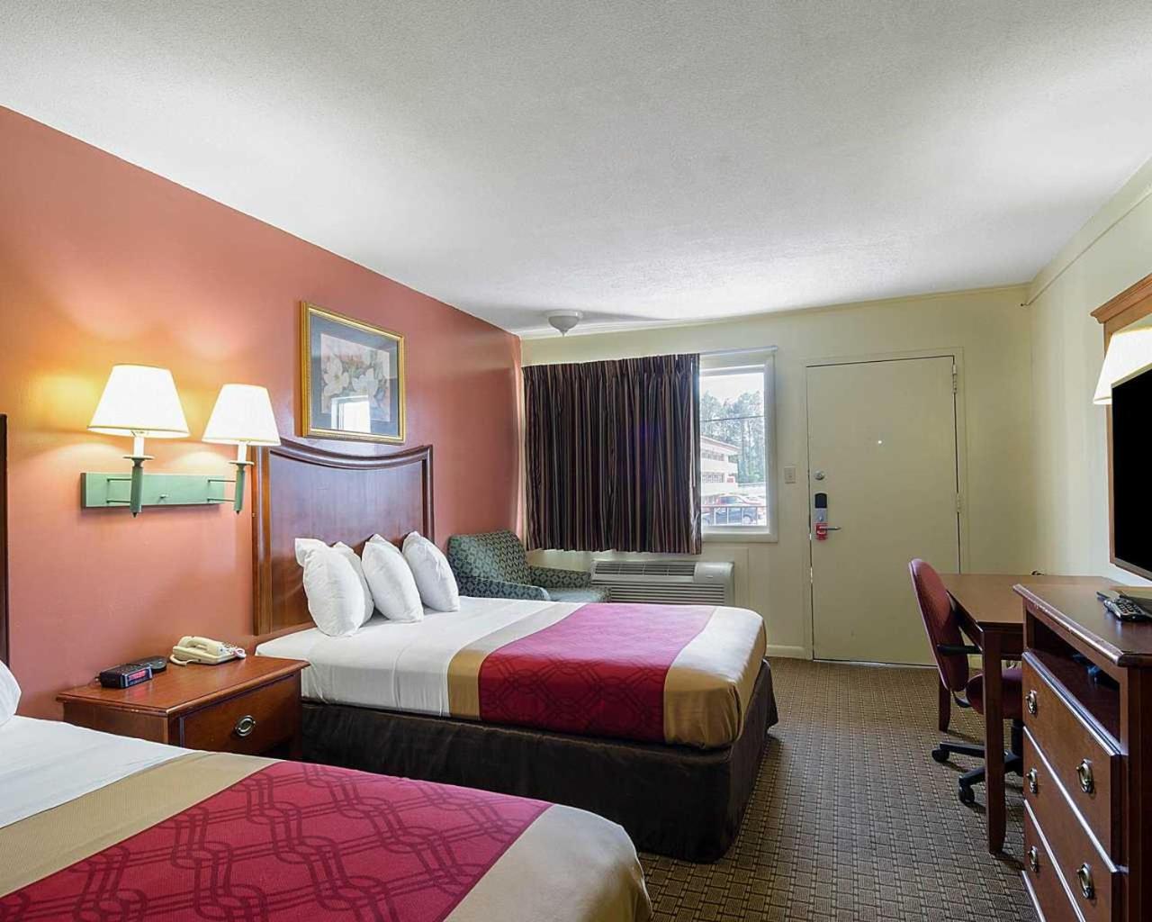 Double Room with Two Double Beds - Smoking - Photo 1