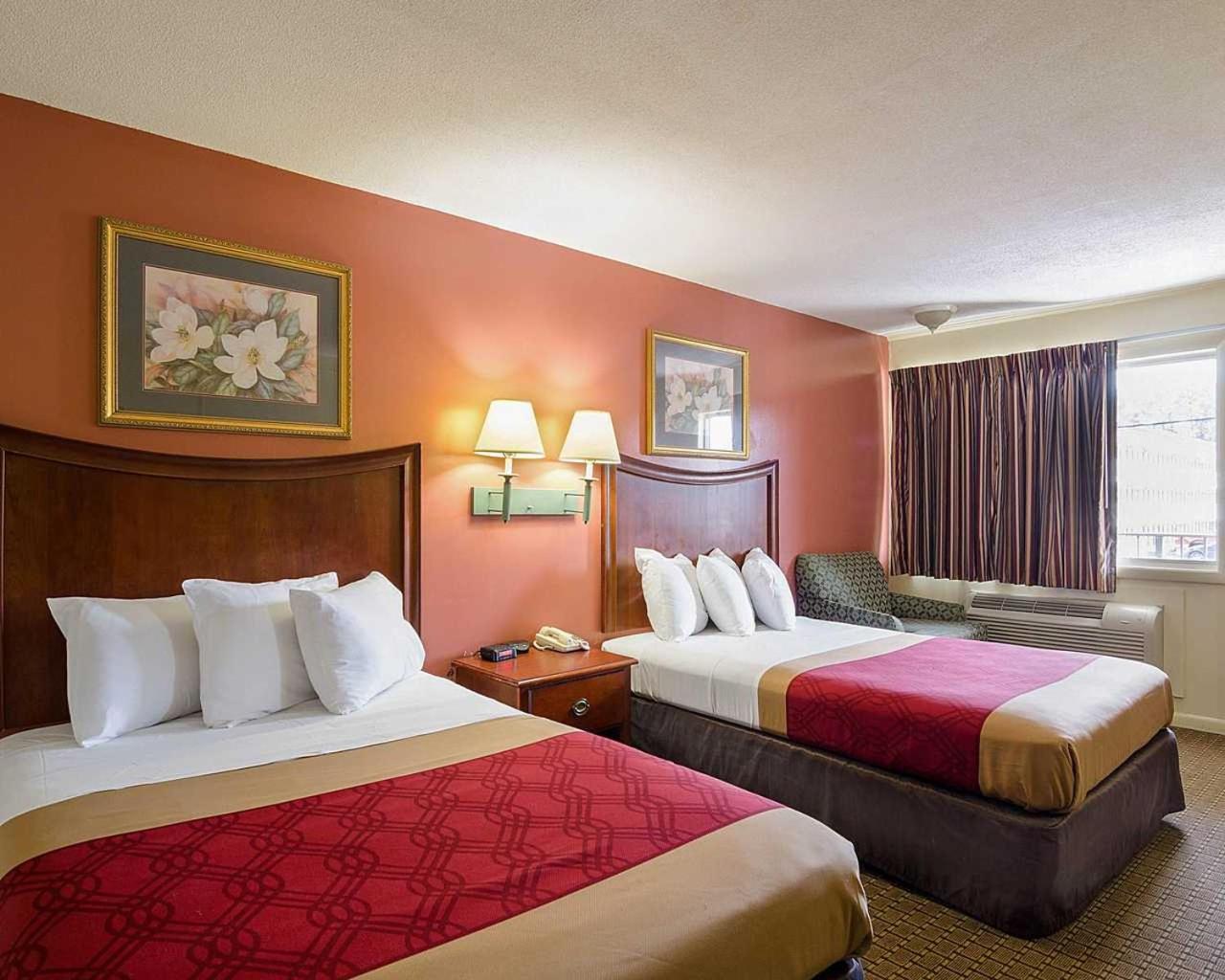 Double Room with Two Double Beds - Smoking - Photo 4
