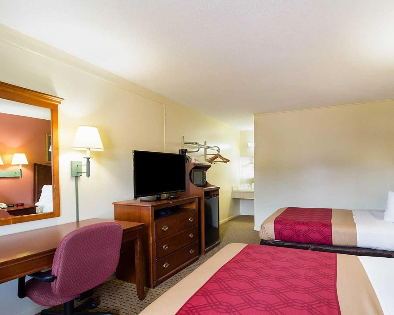 Double Room with Two Double Beds - Smoking - Photo 2