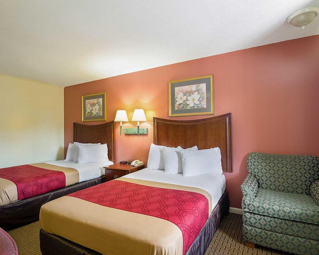 Double Room with Two Double Beds - Smoking - Photo 3