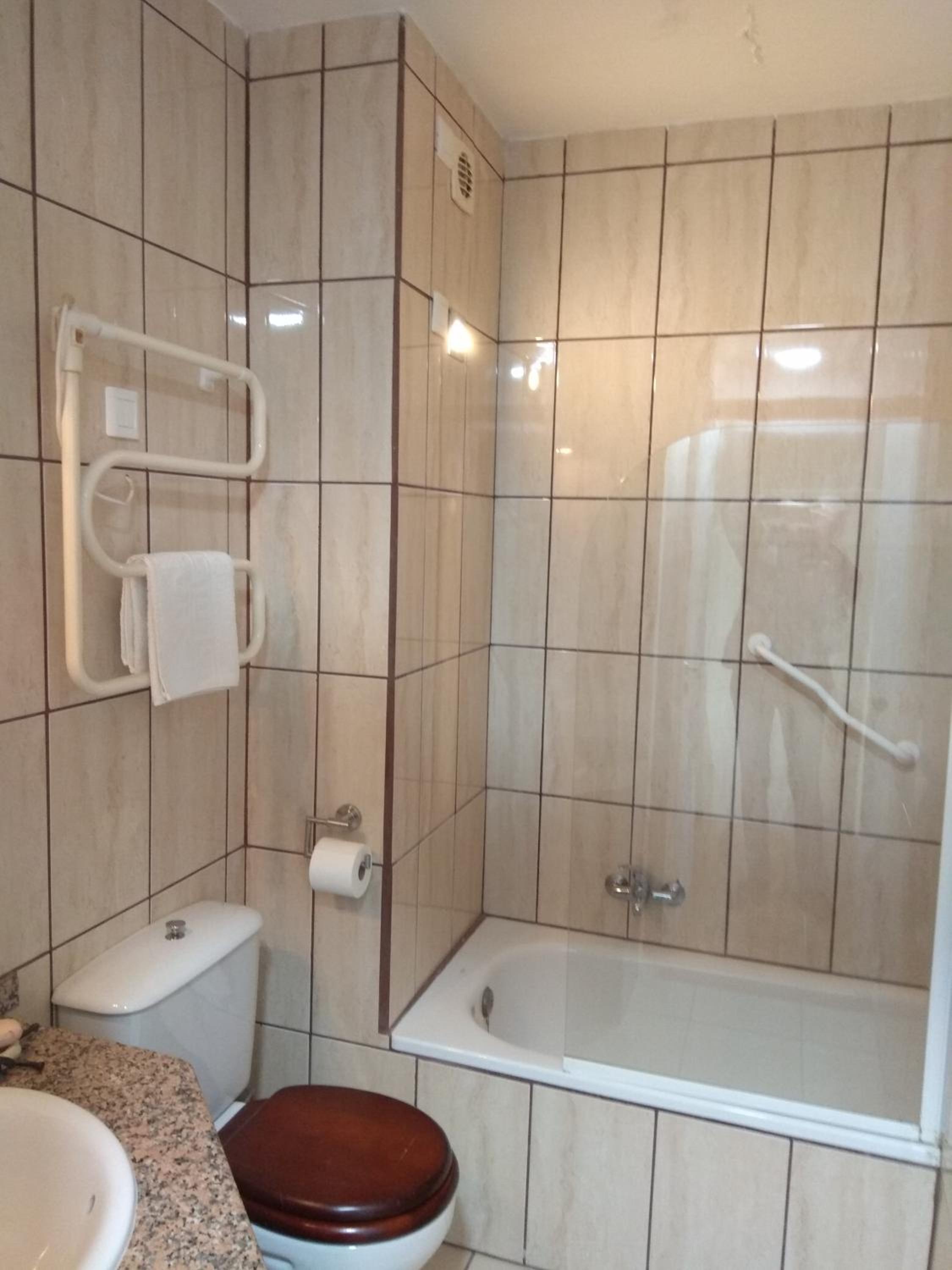 Double Room with Private Bathroom - Photo 17