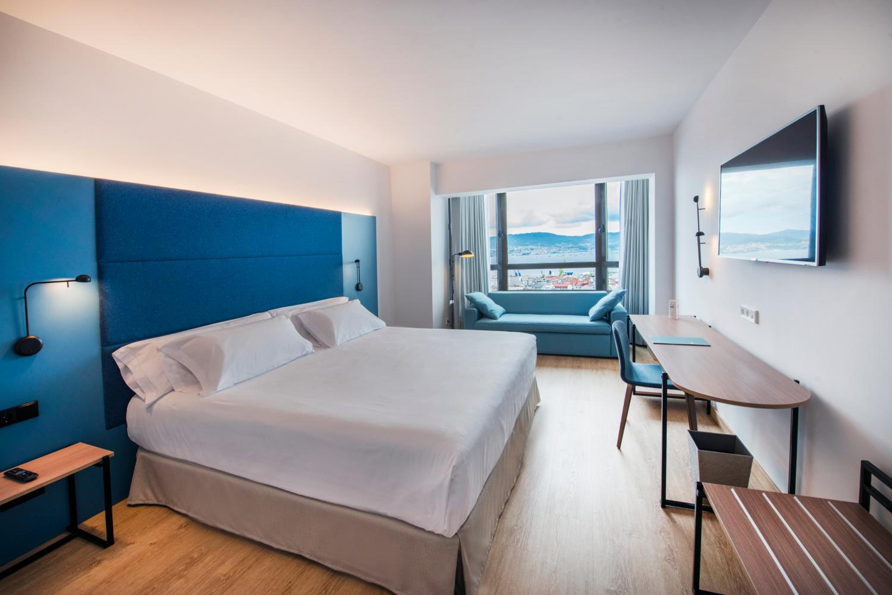 Habitación Superior con Cama King y Vistas (2 Adultos)
