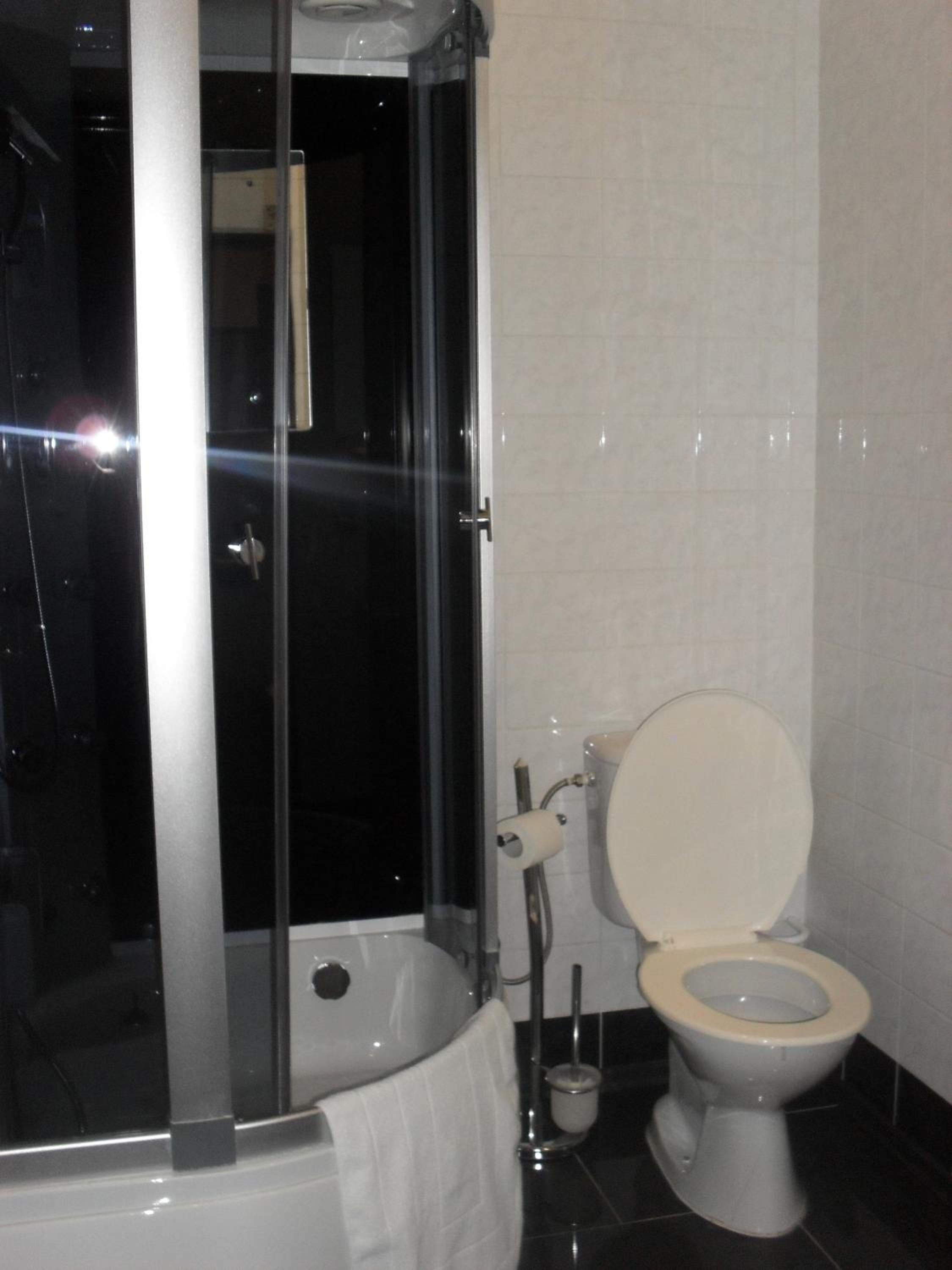 Standard Double Room - Photo 21