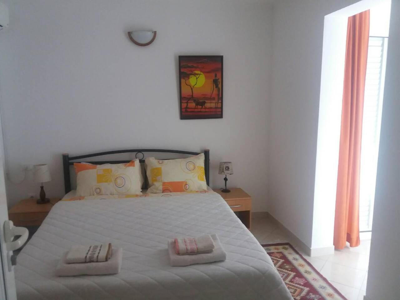 Apartment with Terrace and Sea View - Photo 23