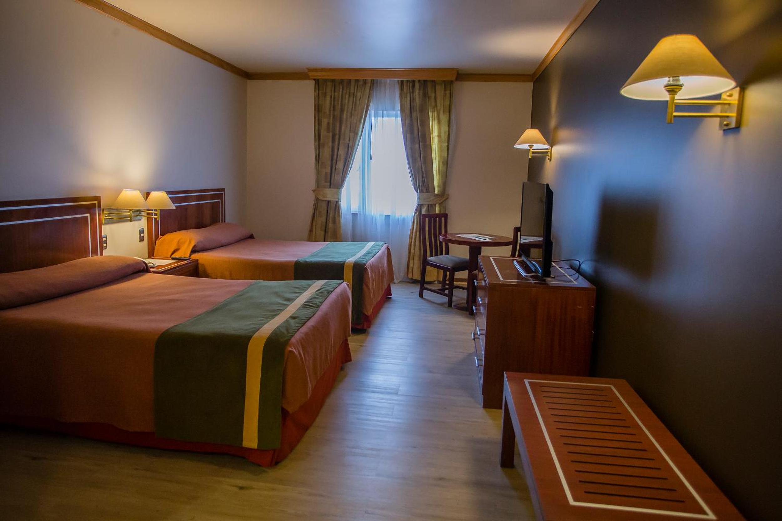 Queen Room with Two Queen Beds photo 2