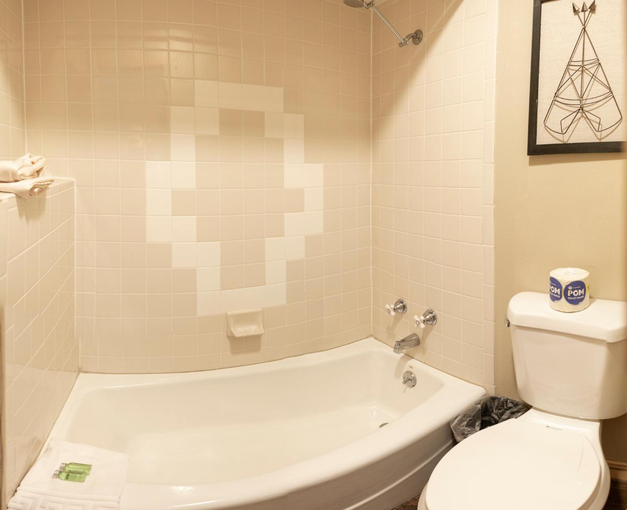Standard King Room - Photo 9