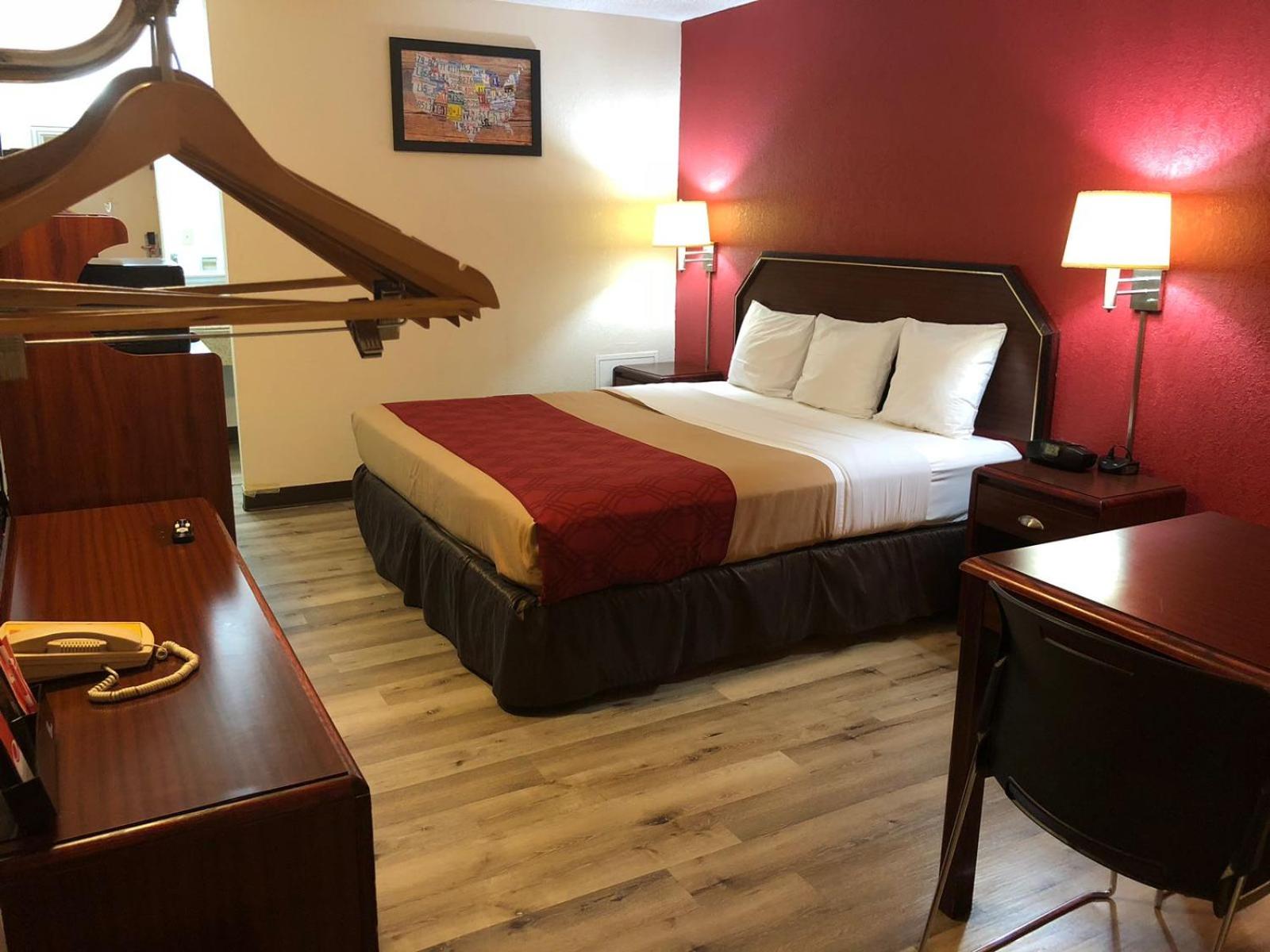 King Room - Non-Smoking - Photo 2