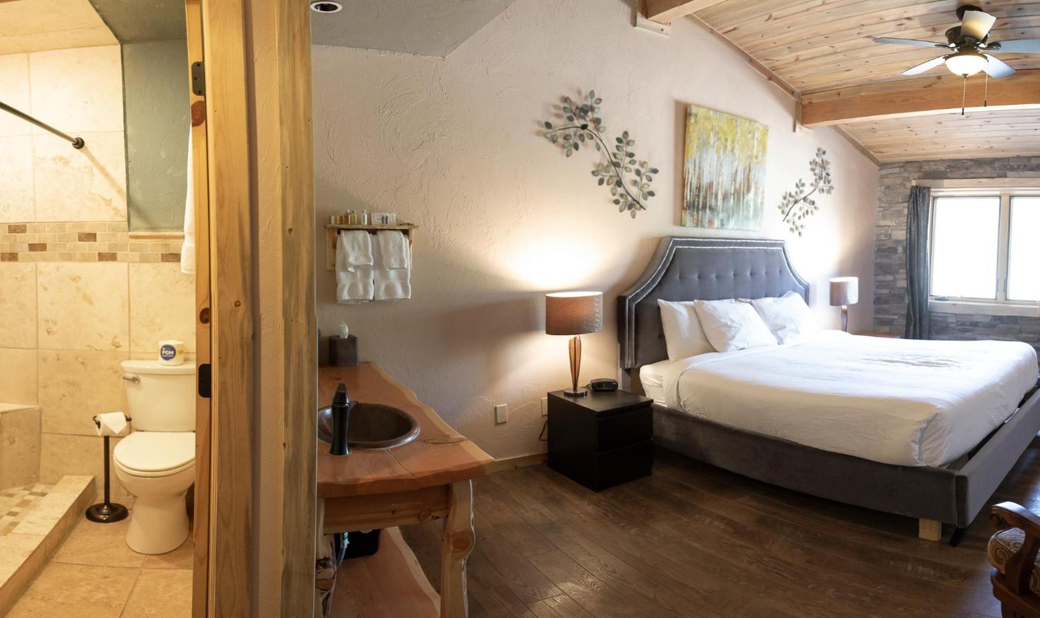 Deluxe King Room - Photo 4