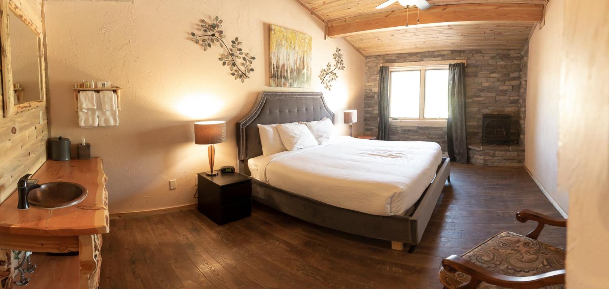 Deluxe King Room - Photo 3