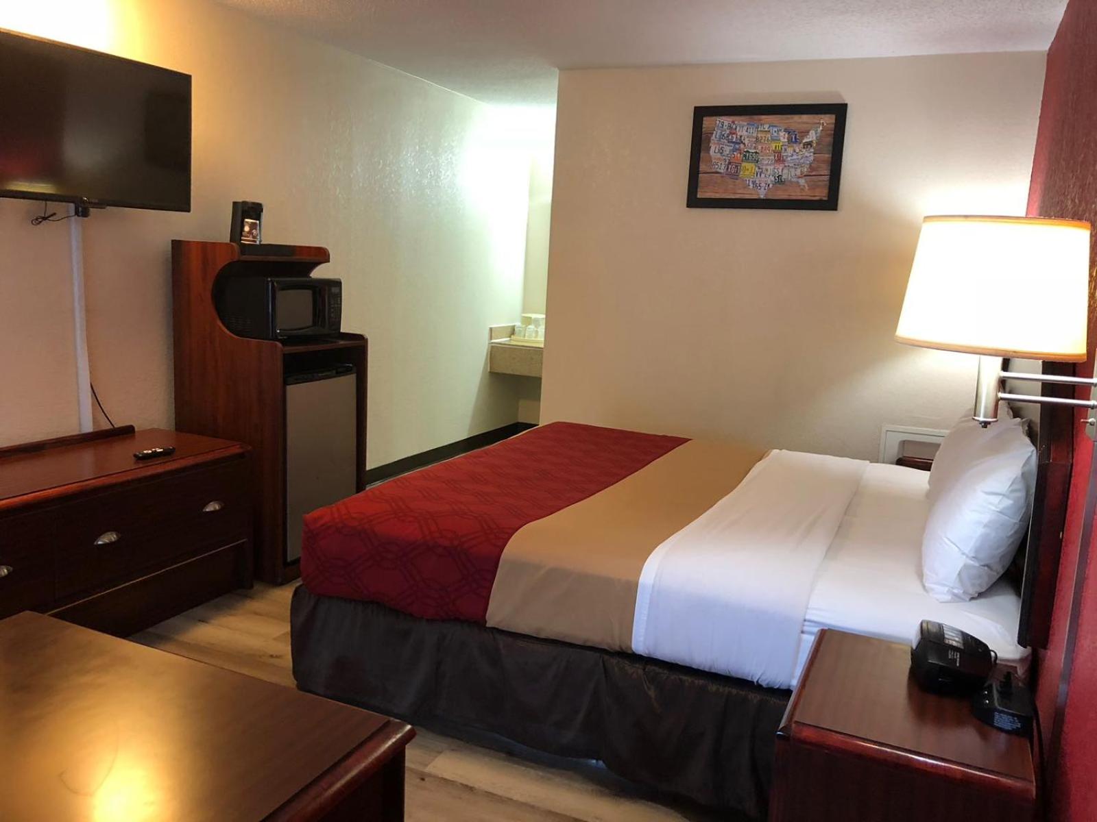 King Room - Non-Smoking - Photo 4