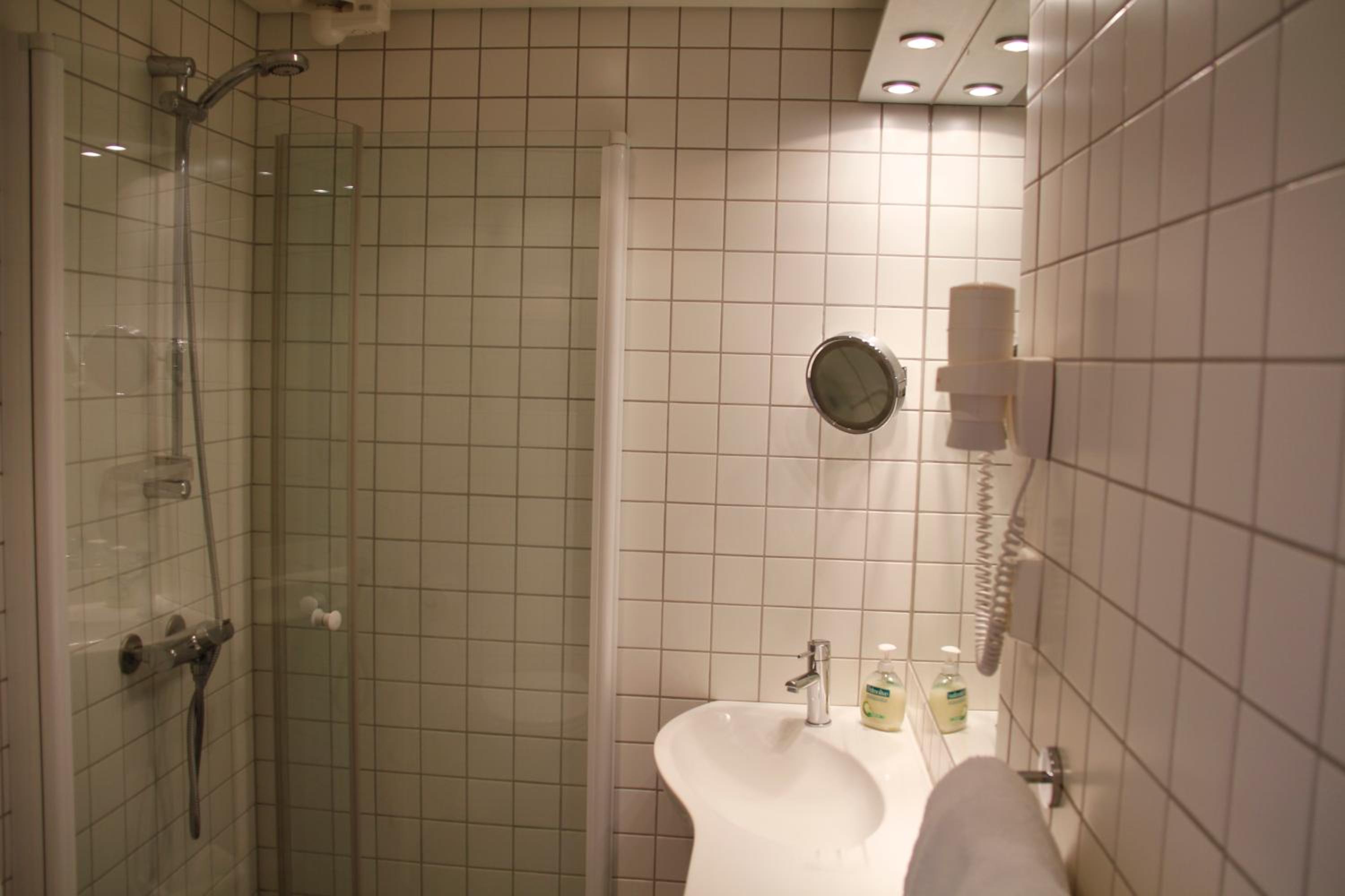Double or Twin Room with Fjord View - Photo 7