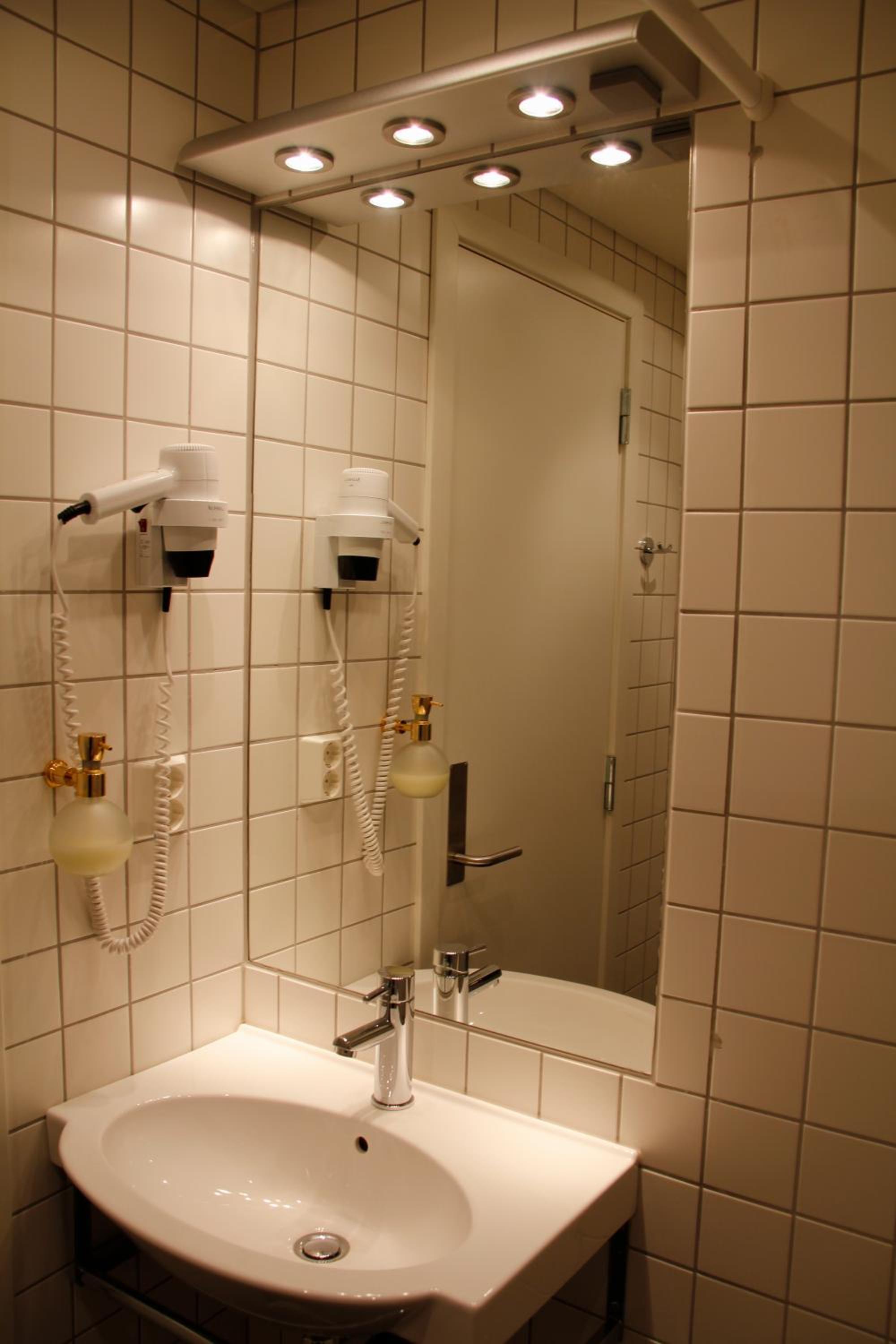 Double or Twin Room with Fjord View - Photo 6