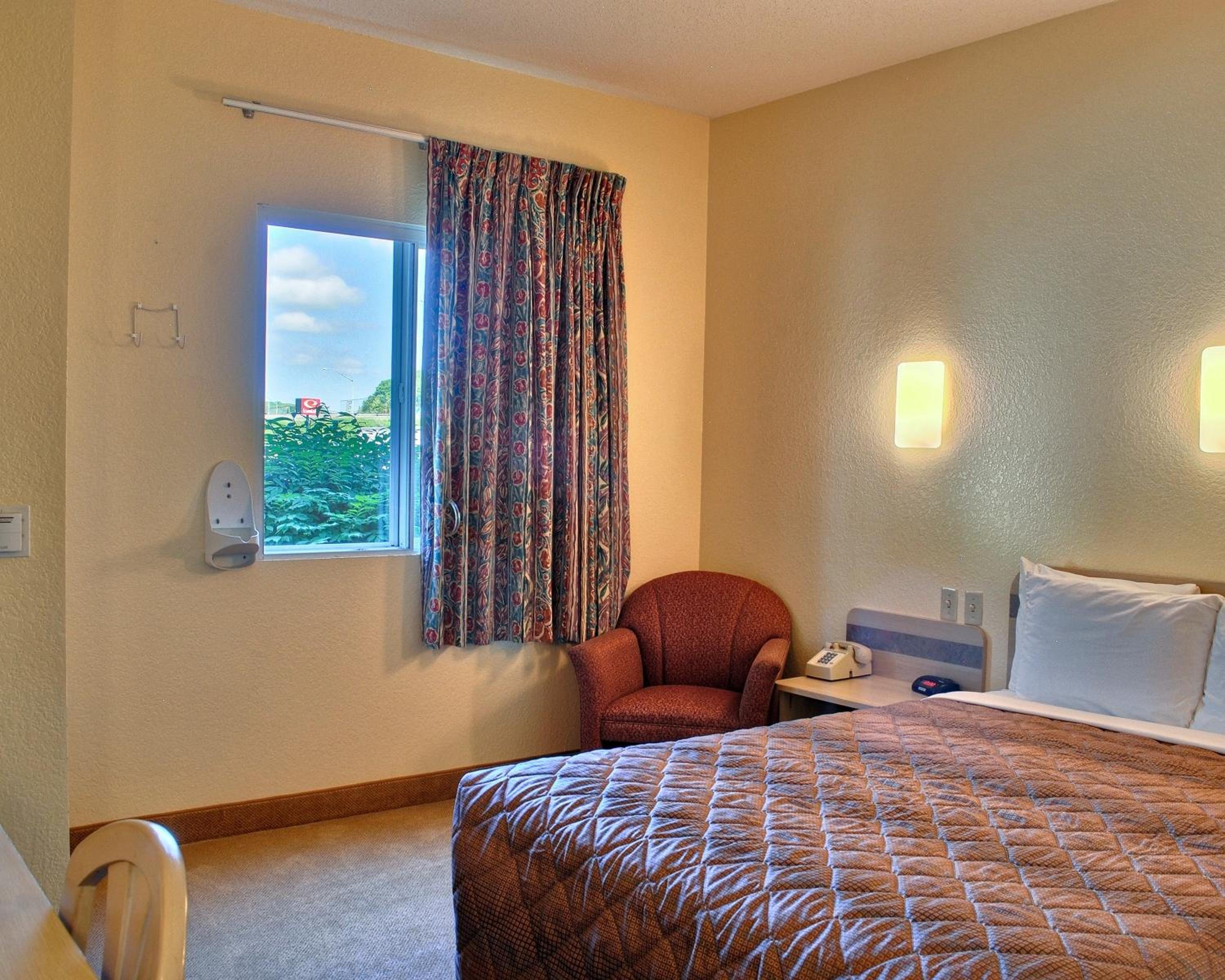Queen Room - Non-Smoking - Photo 3