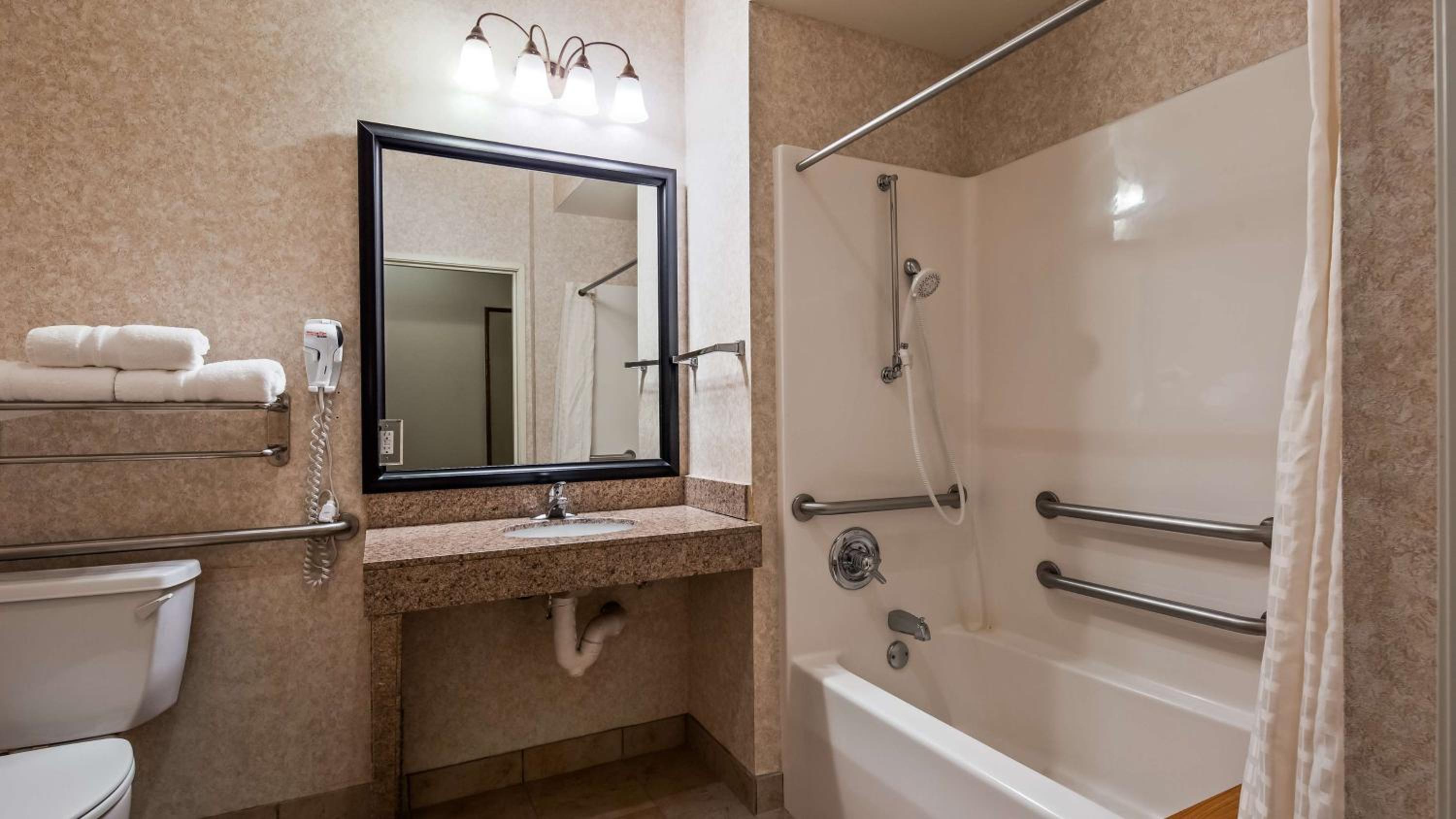 Queen Room With Two Queen Beds - Non-Smoking/Disability Access - Photo 2
