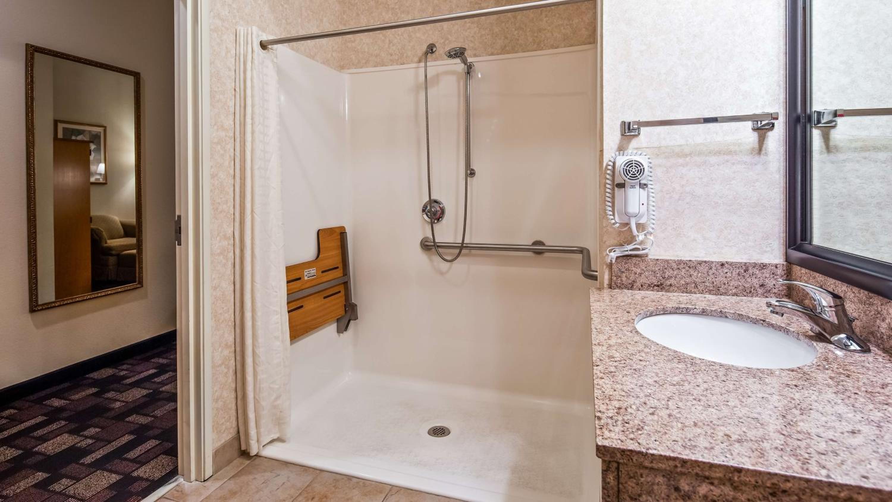 King Room With Roll-In Shower - Disability Access/Non-Smoking - Photo 2