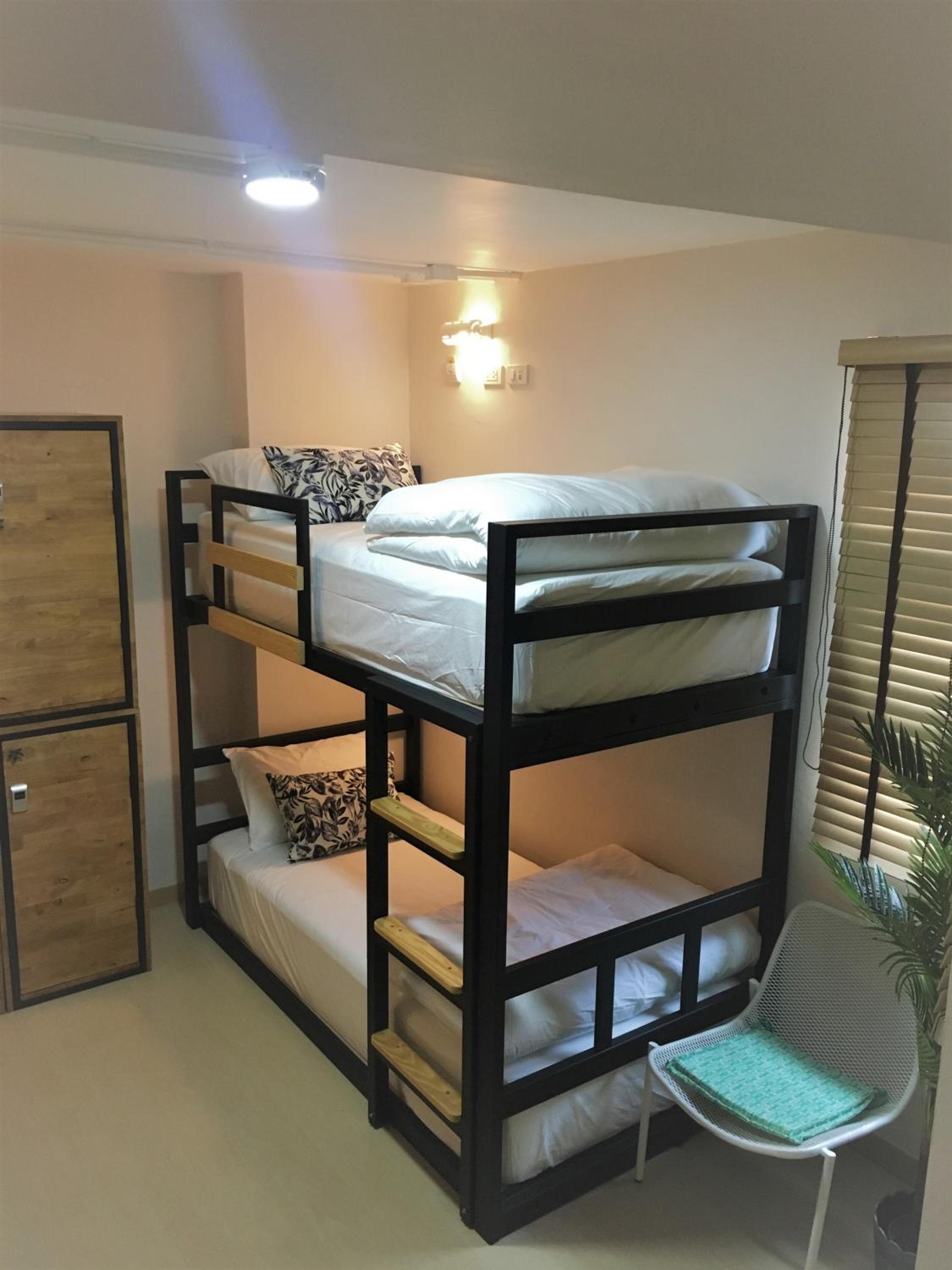 Family Room with Shared Bathroom photo 3