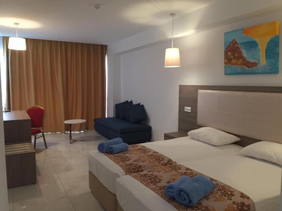 Standard Room with Side Sea View - Photo 2