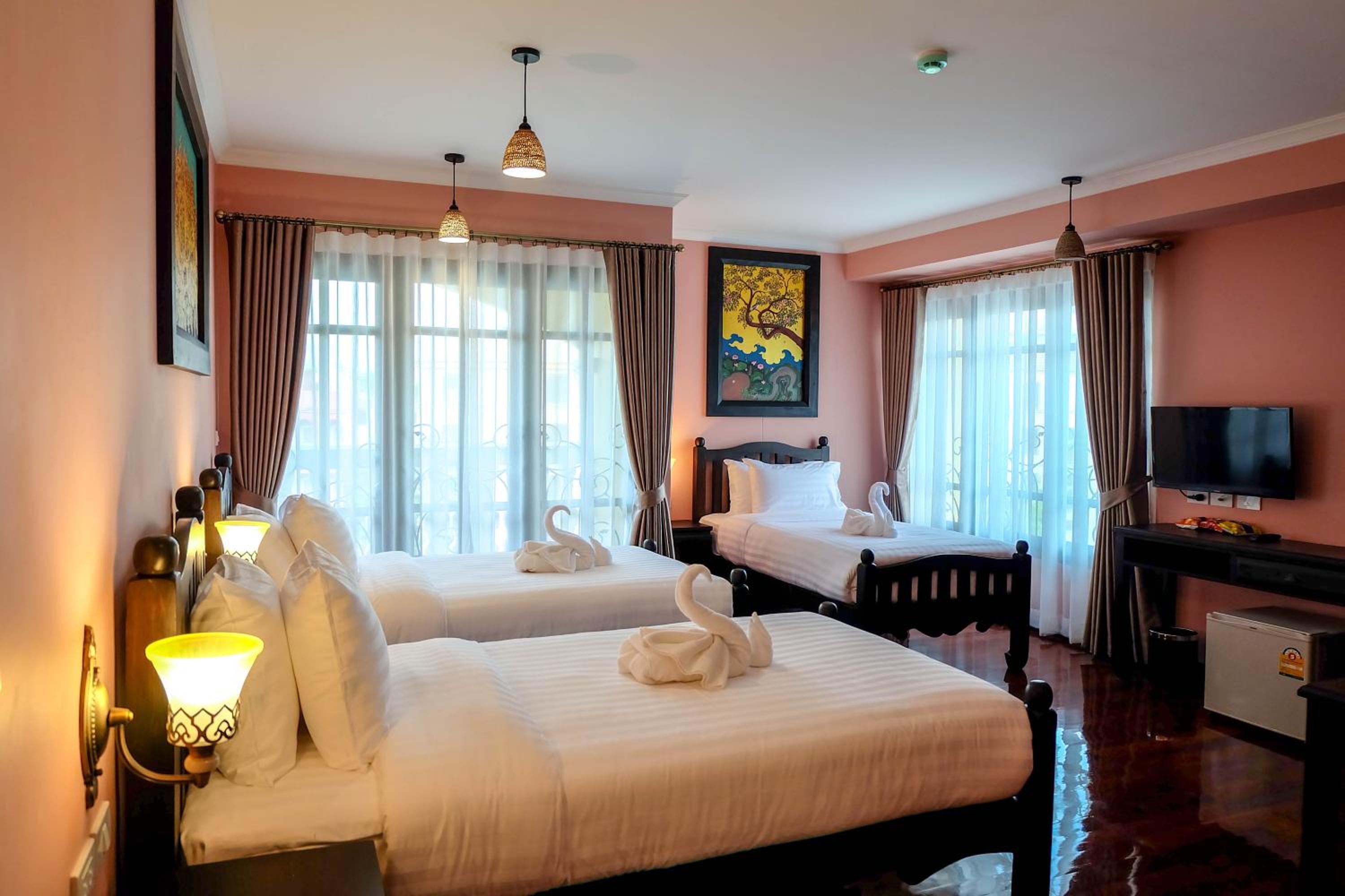 Deluxe Corner Room with Three Single Beds - Thai photo 3