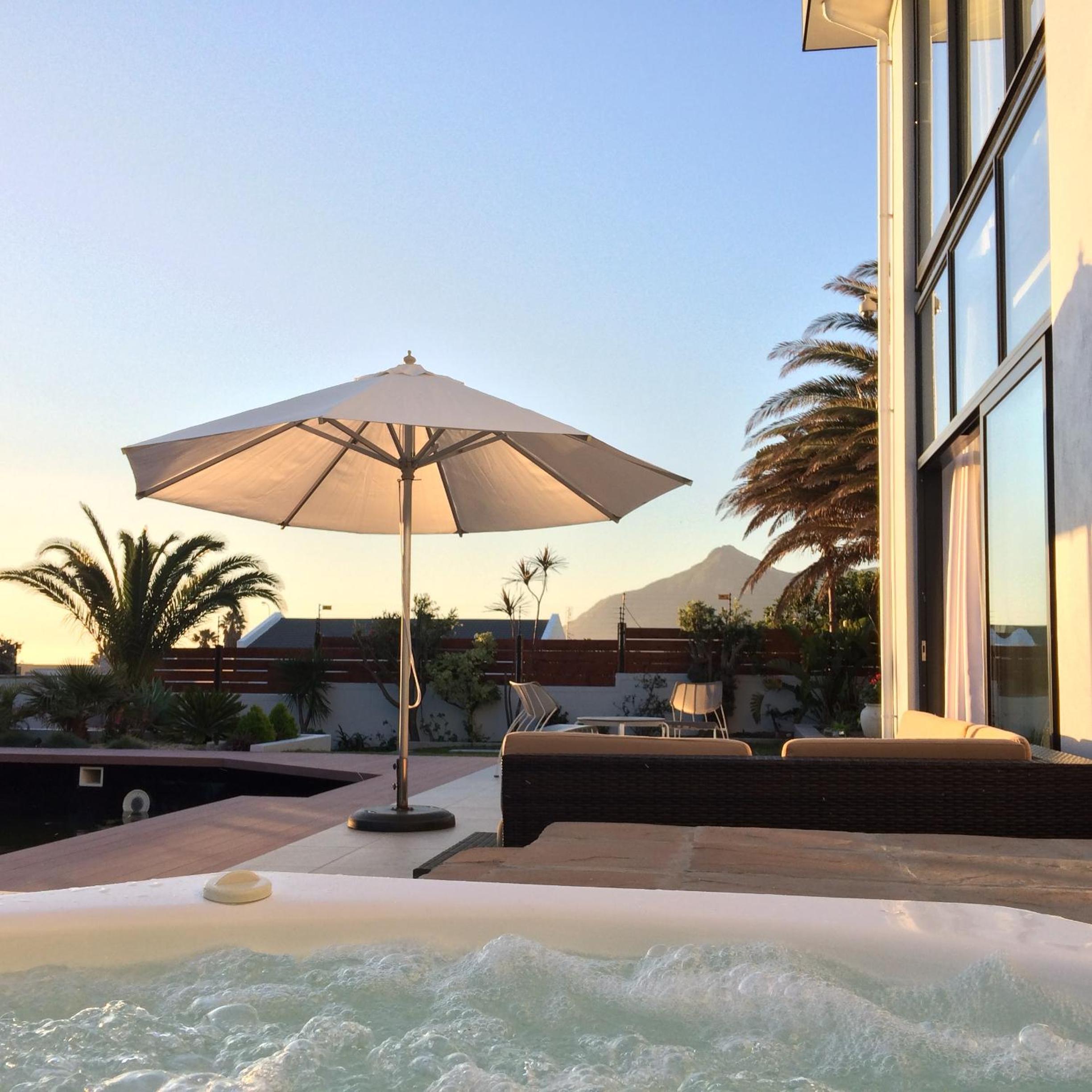 Queen Room with Pool View - Photo 3