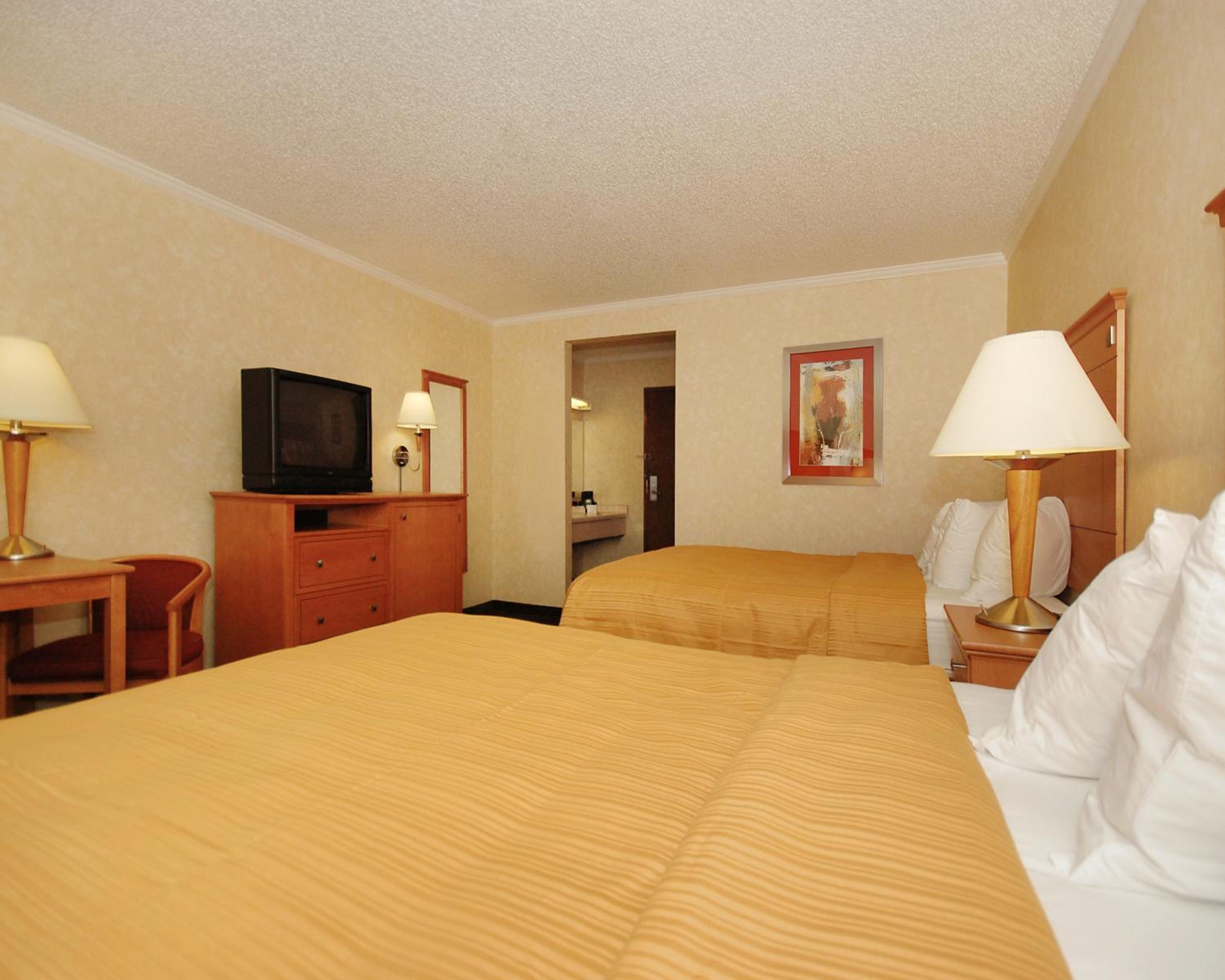 Queen Room with Two Queen Beds - Non-Smoking - Photo 2
