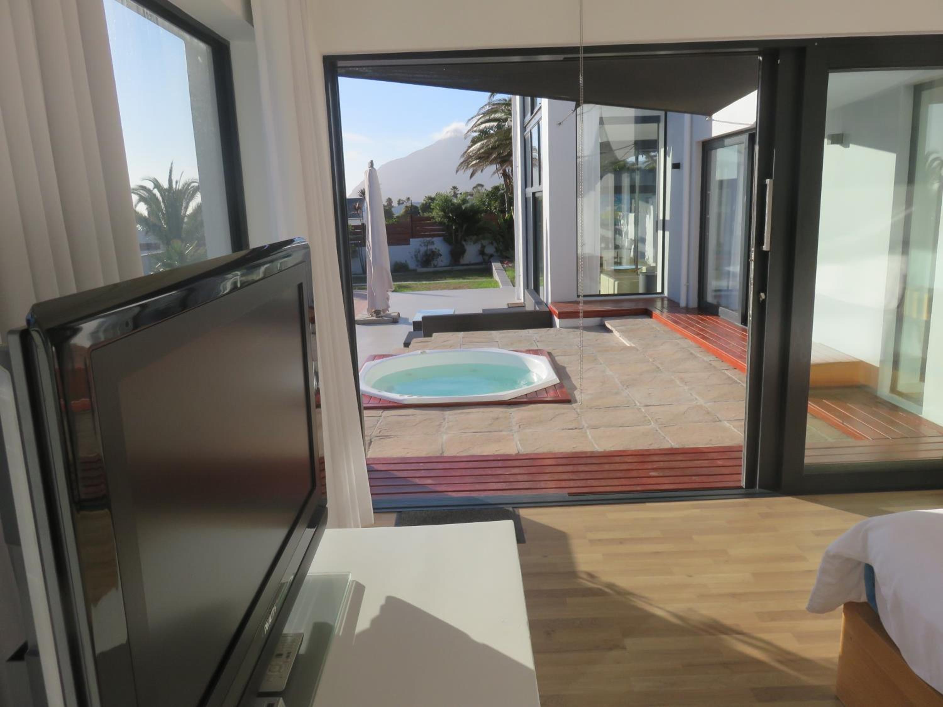 Queen Room with Pool View - Photo 1