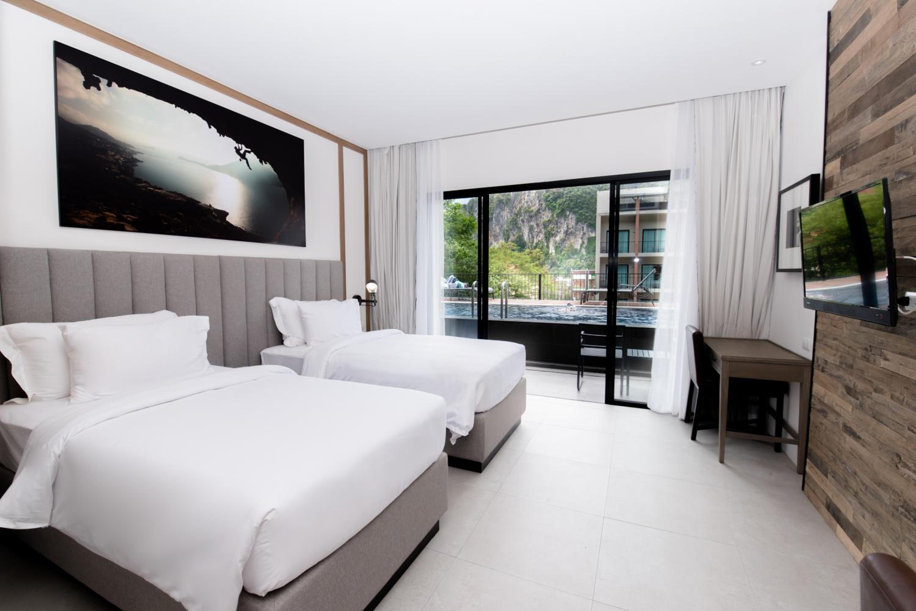 Deluxe Double or Twin Room with Pool Access