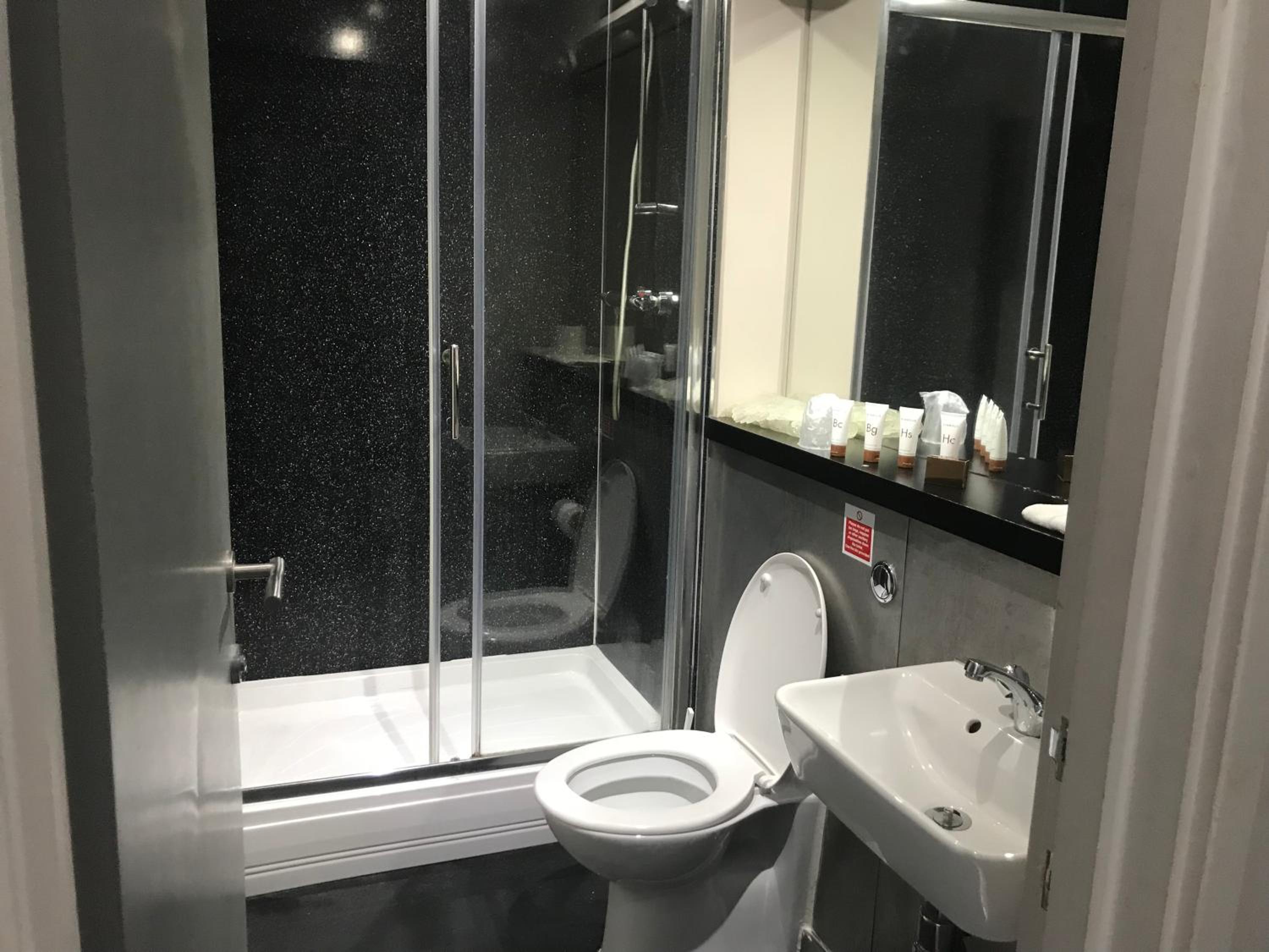 Standard Twin Room - Photo 3