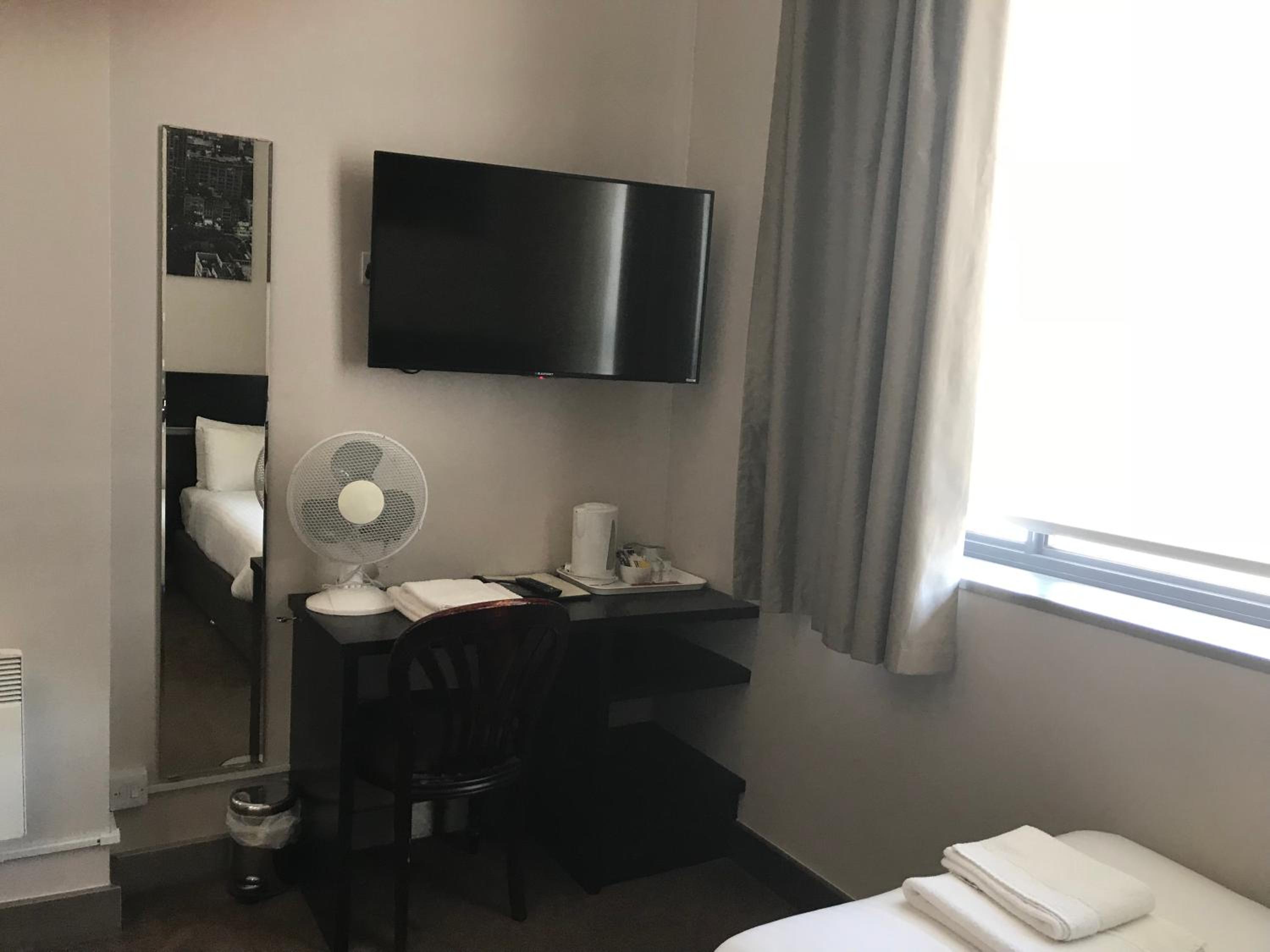 Standard Twin Room - Photo 4