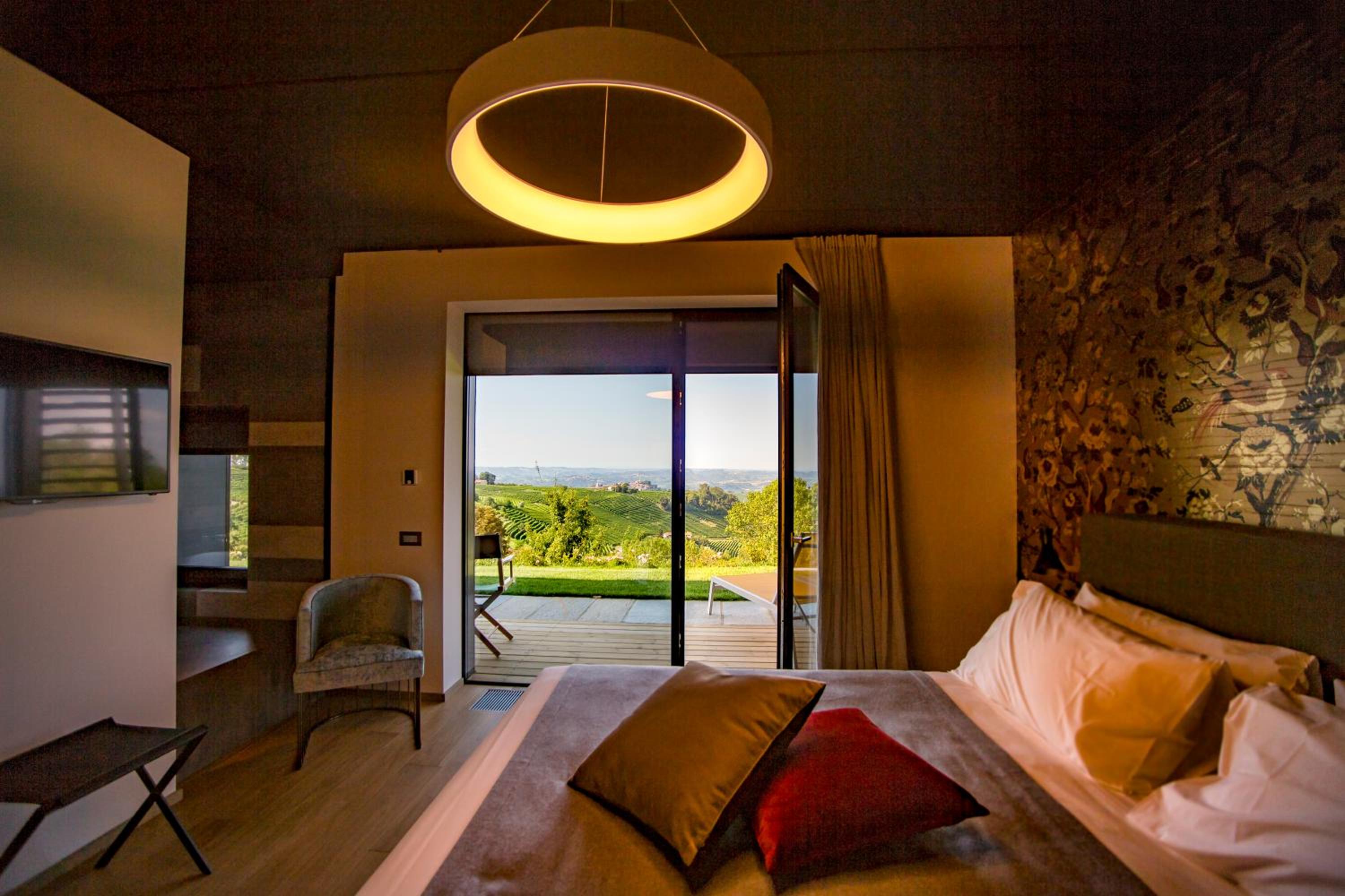 Deluxe Double Room with Bath - Photo 3