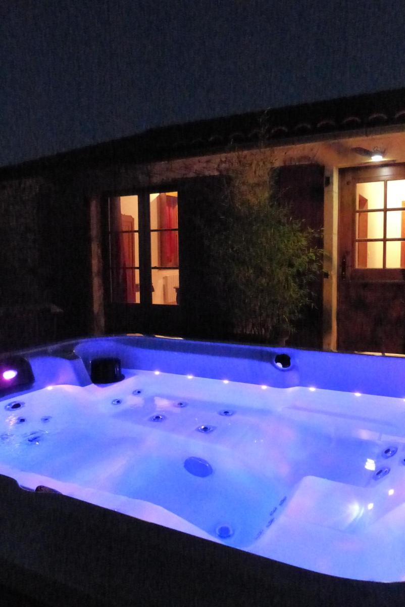 Suite with Hot Tub photo 3