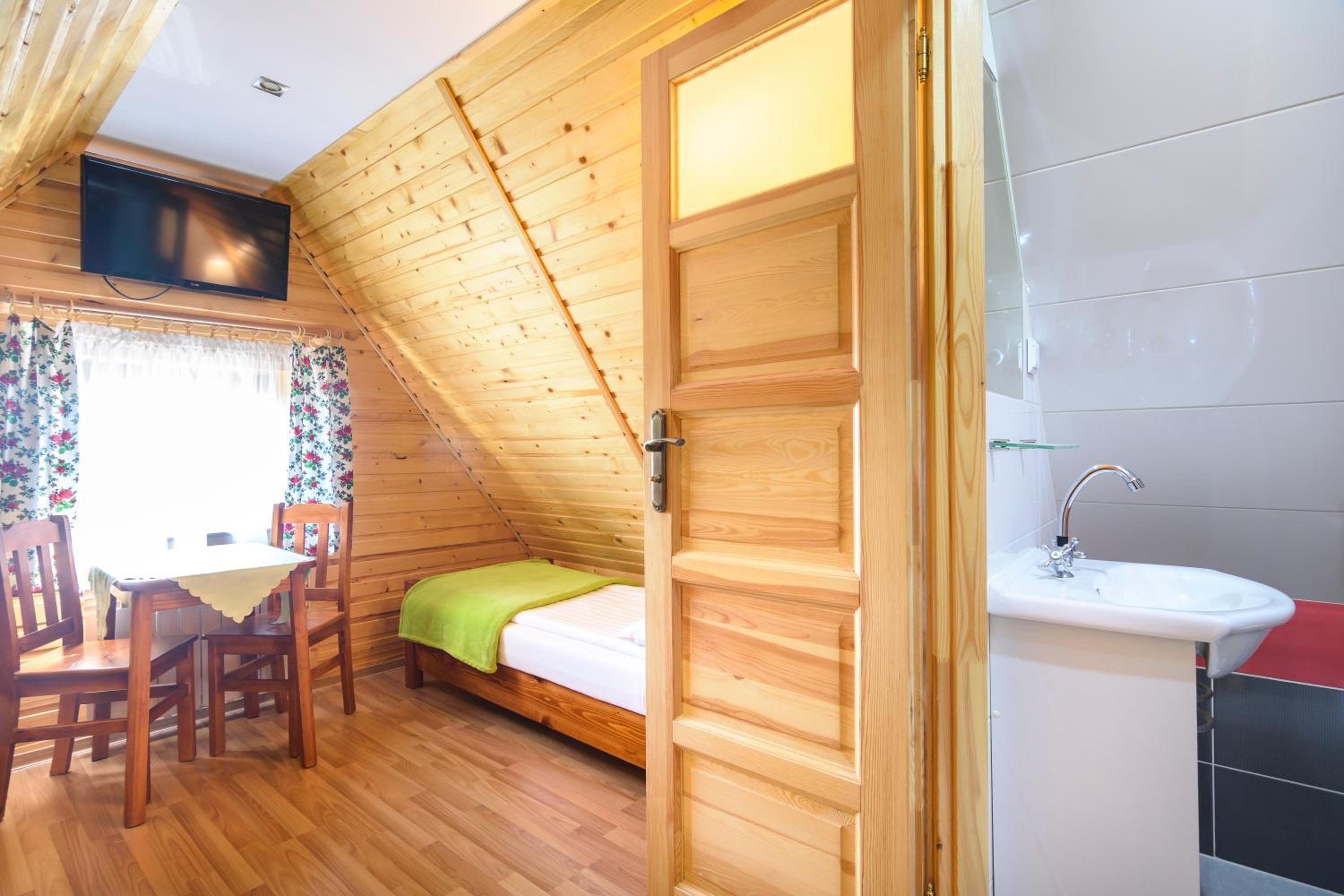 Twin Room with Private Bathroom photo 2
