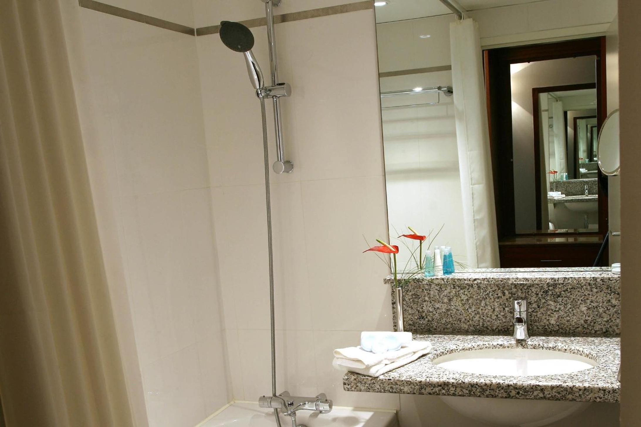 Standard King Room - Photo 7