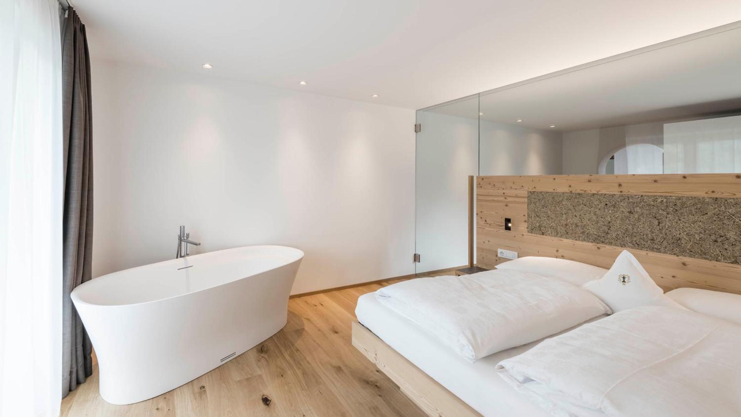 Suite with Hot Tub photo 1