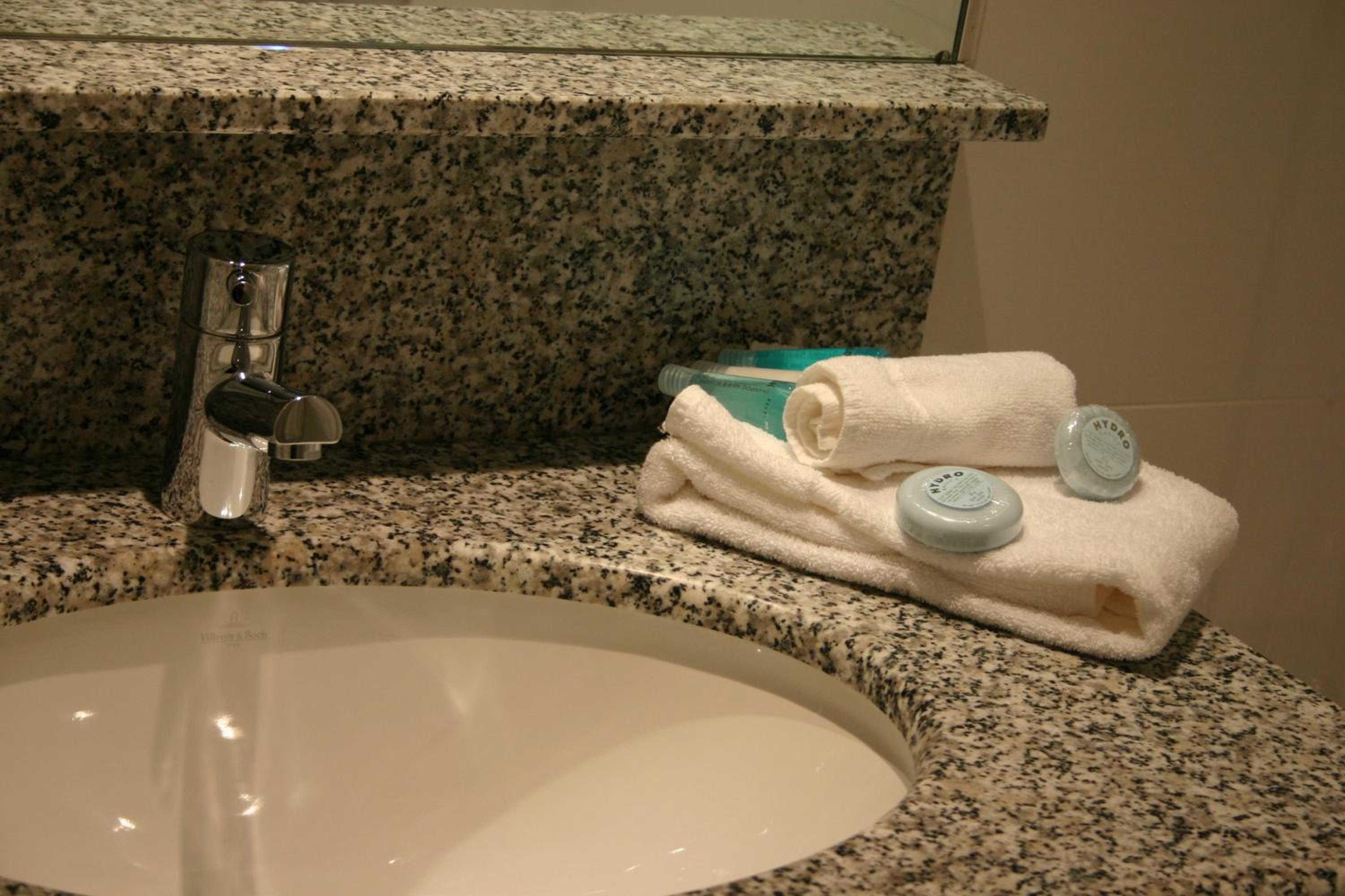 Standard King Room - Photo 8
