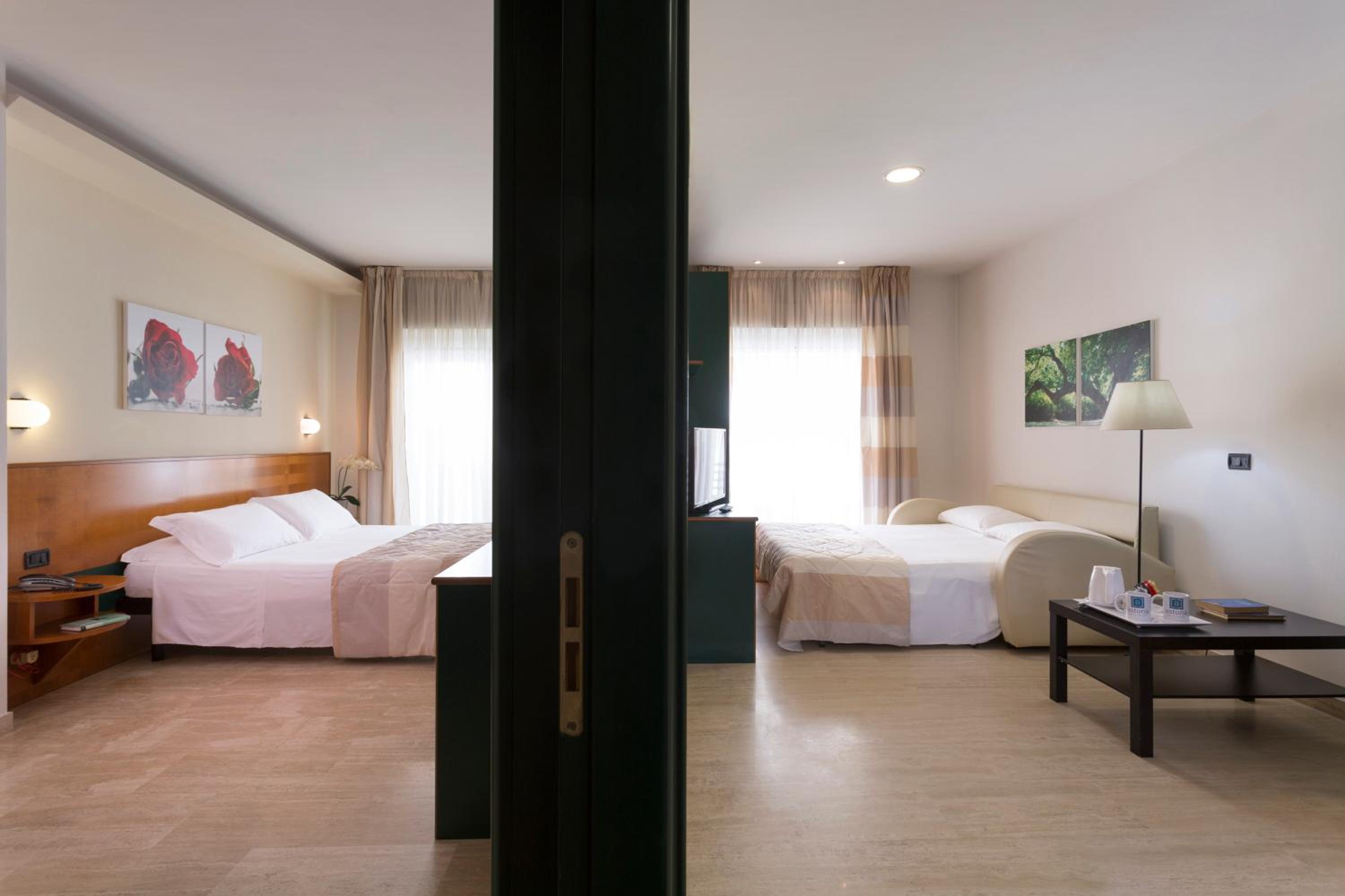 Suite with Balcony - Photo 10