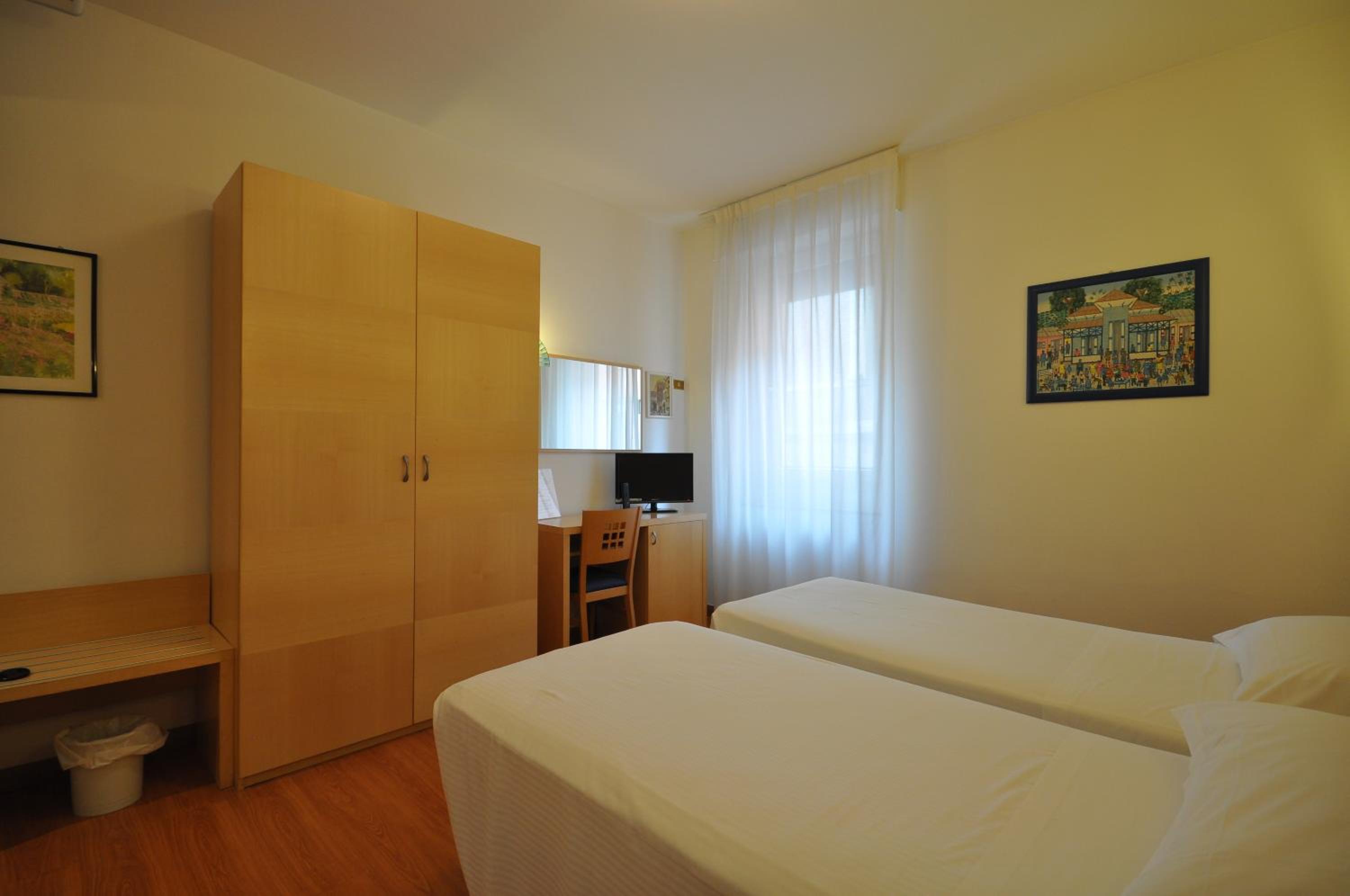 Double or Twin Room - Photo 4