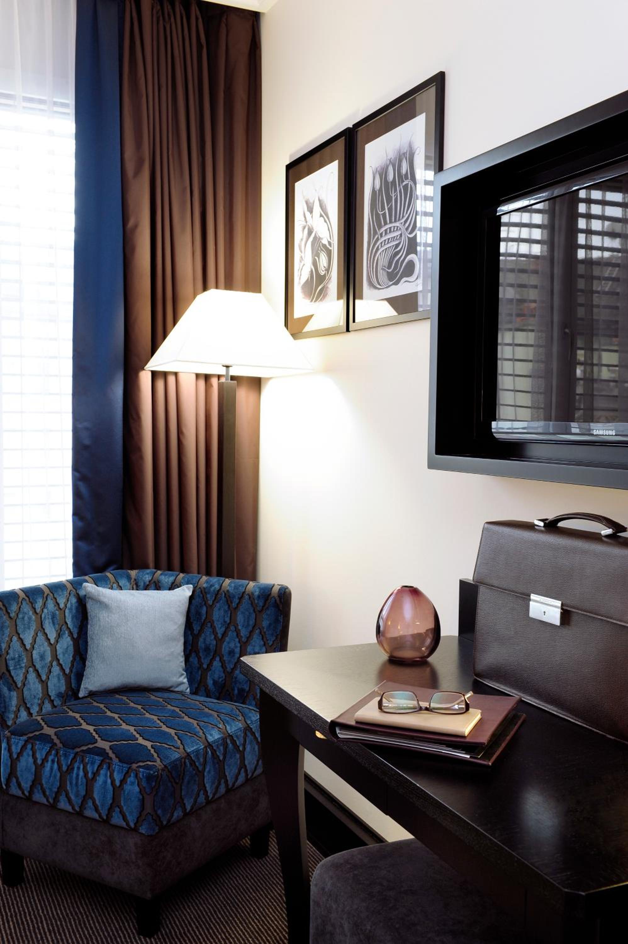 Deluxe Double or Twin Room thumbnail 6