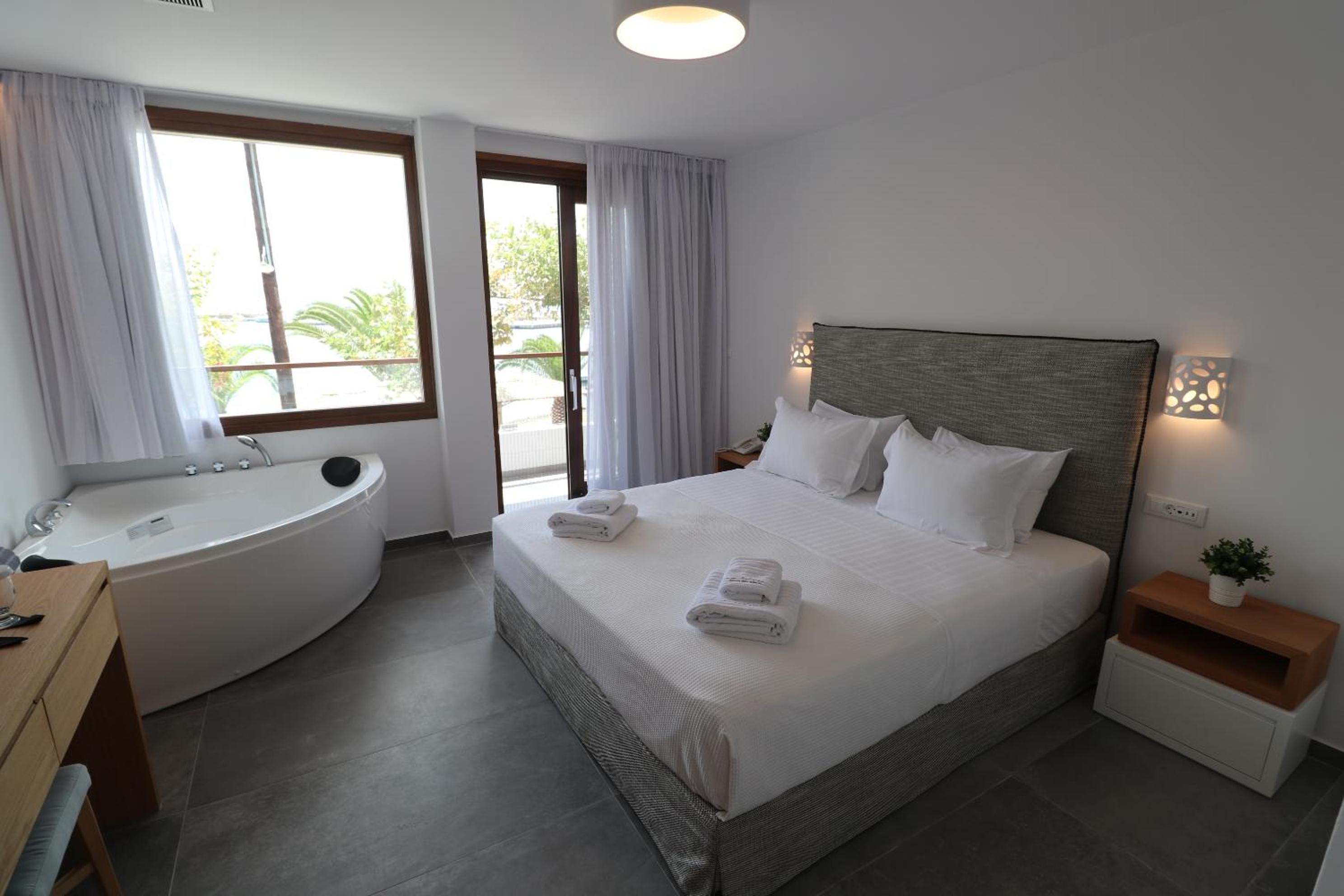 Honeymoon Suite Sea View with Indoor Jacuzzi photo 3