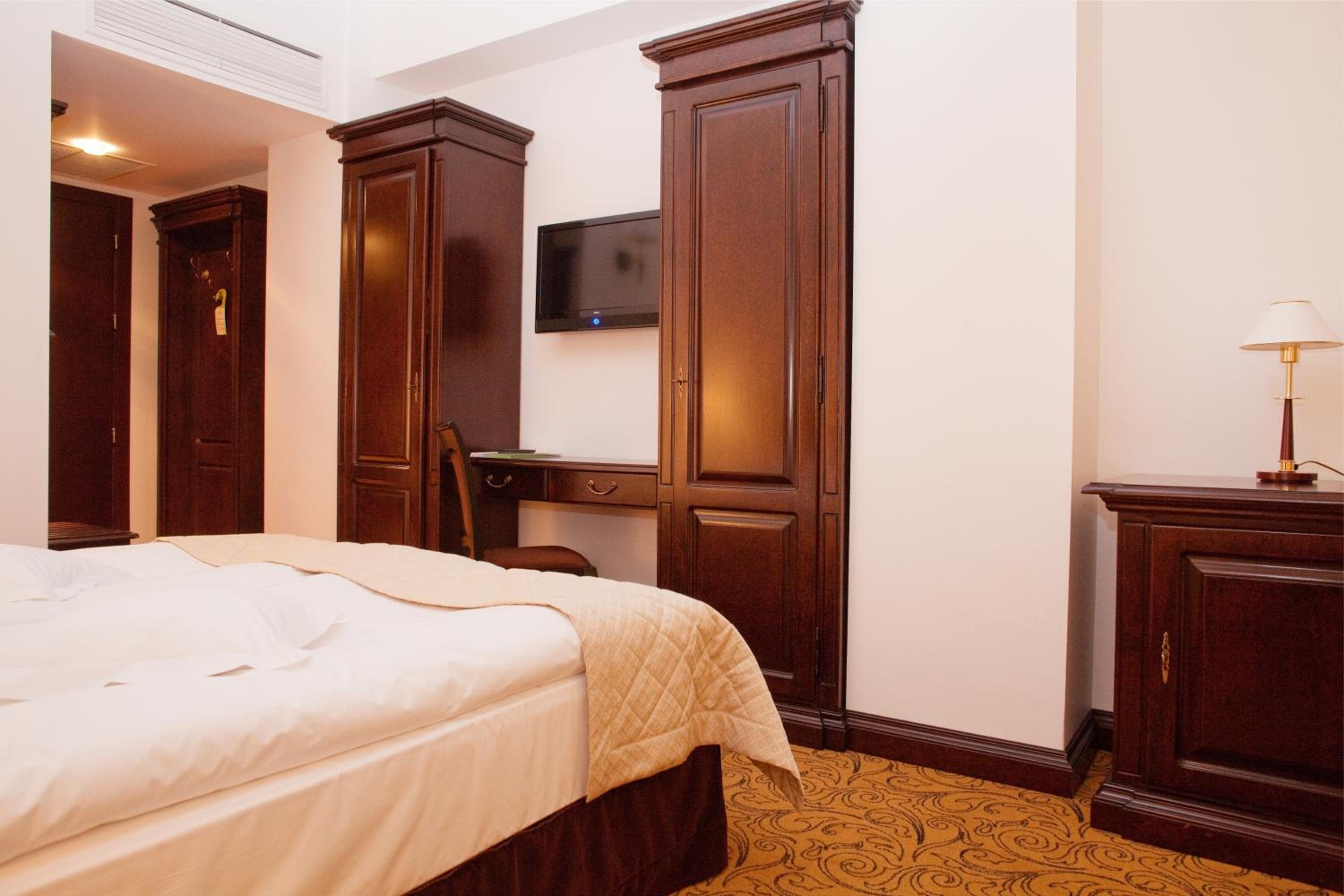 Standard Queen Room