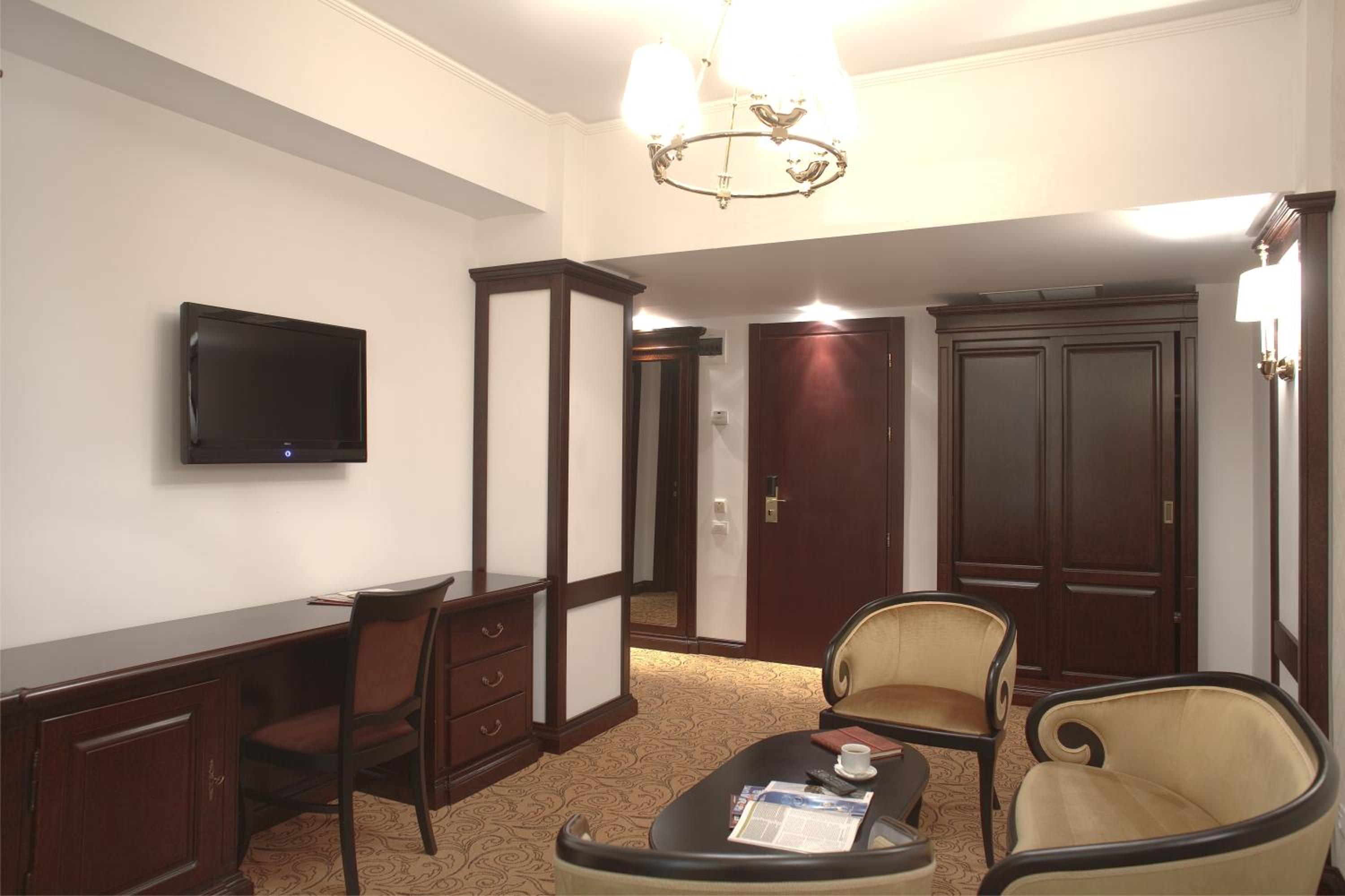 Executive Suite - Photo 1