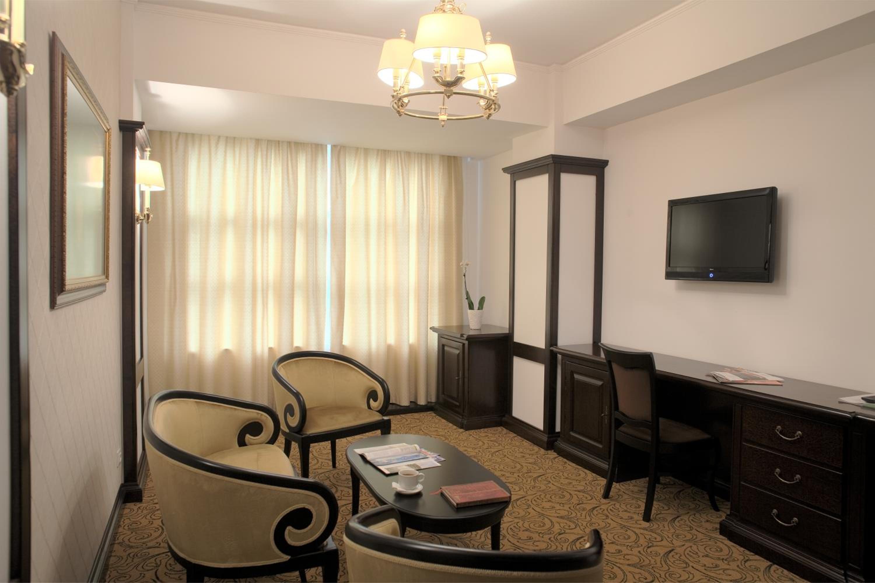Executive Suite - Photo 2