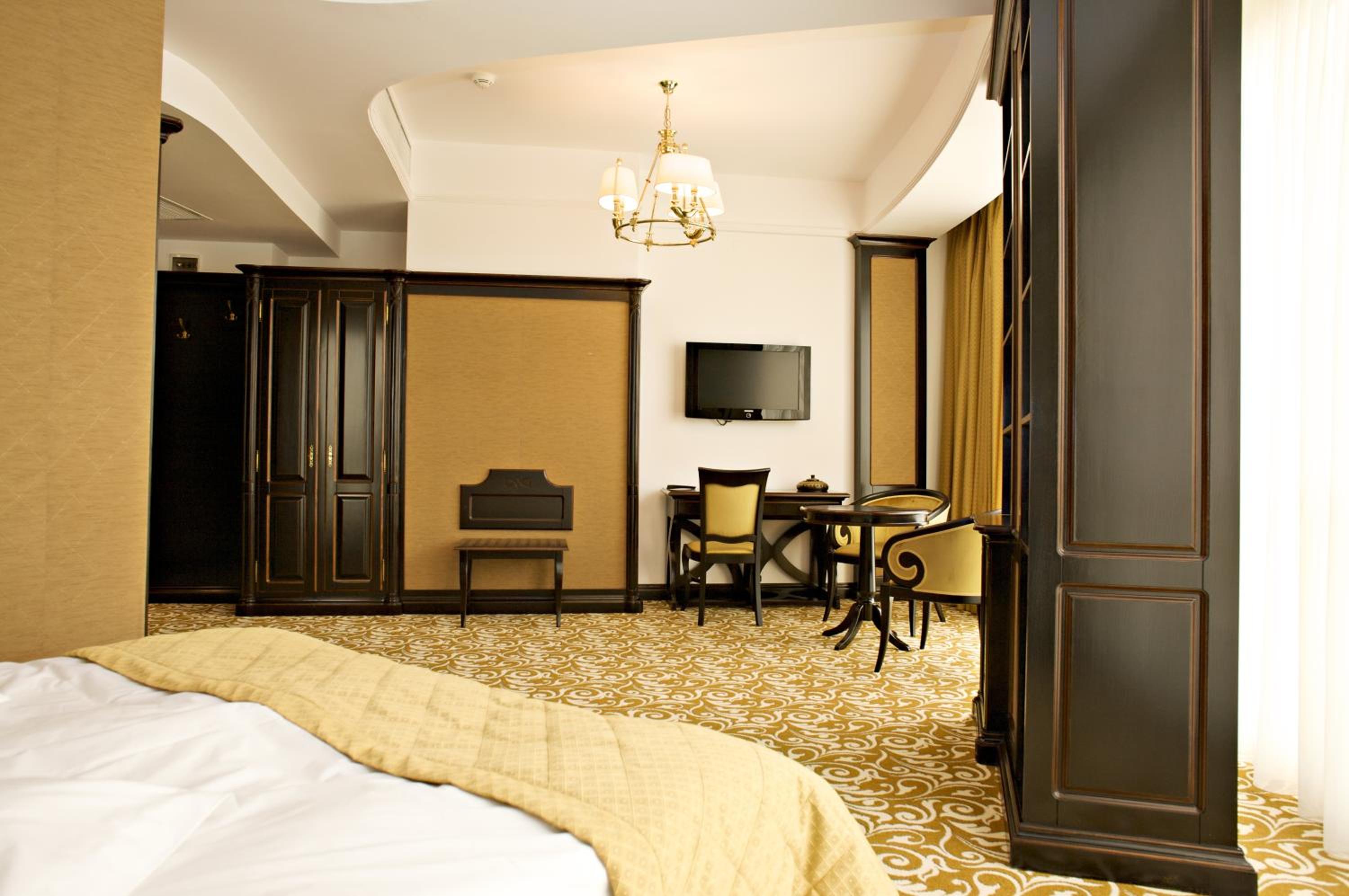 Premiere Suite - Photo 8