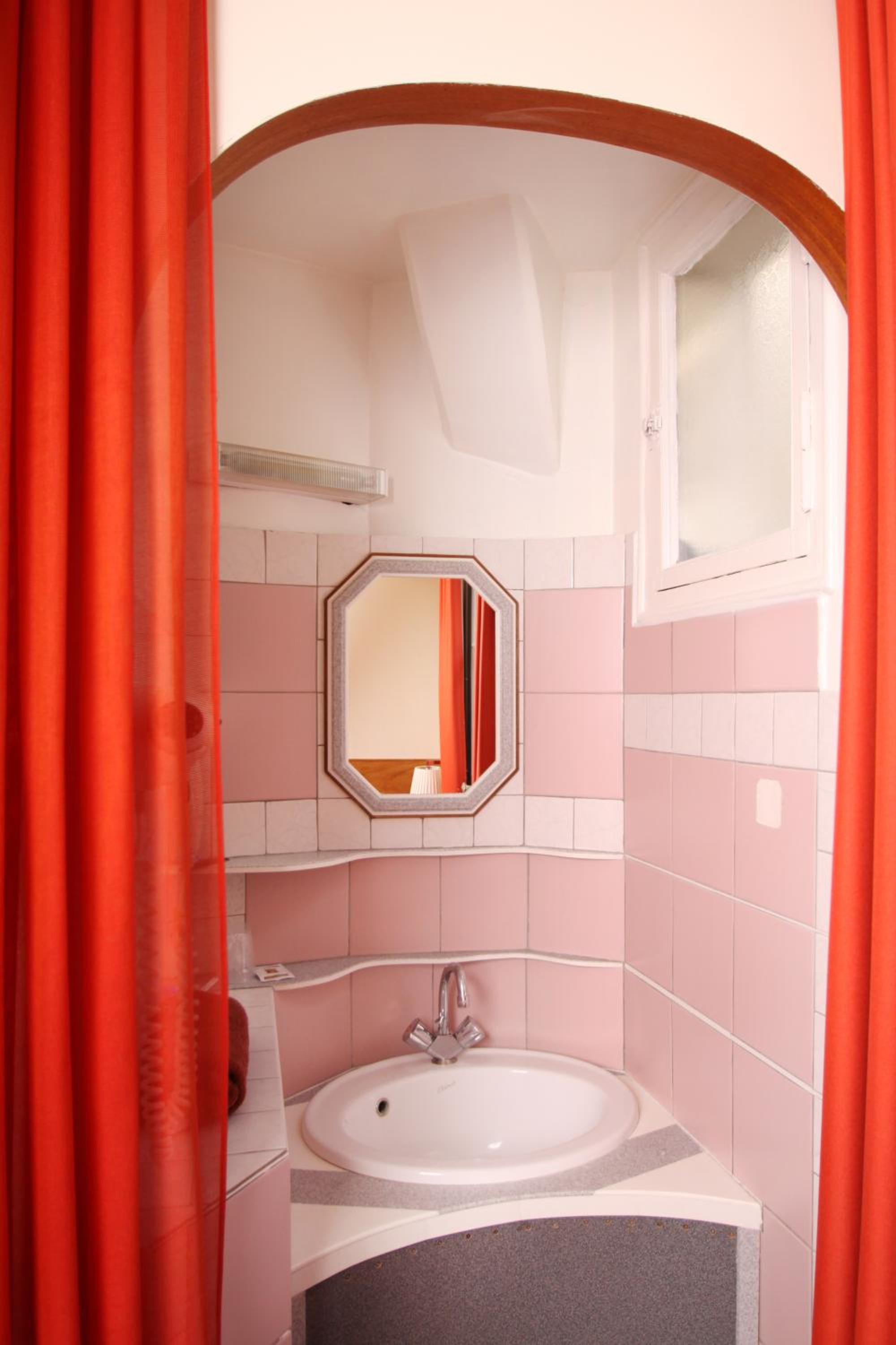 Double Room (shared Shower and Toilet on the floor)