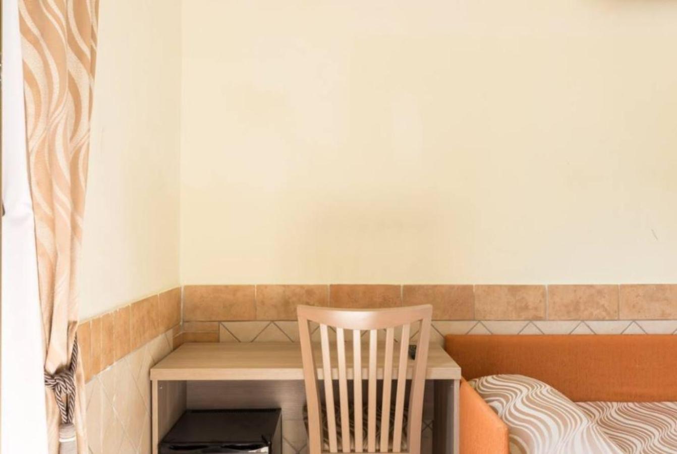 Single Room with Private Bathroom photo 2