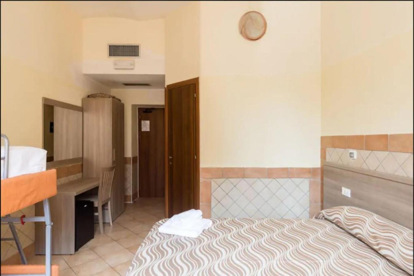 Double or Twin Room with Private Bathroom photo 2