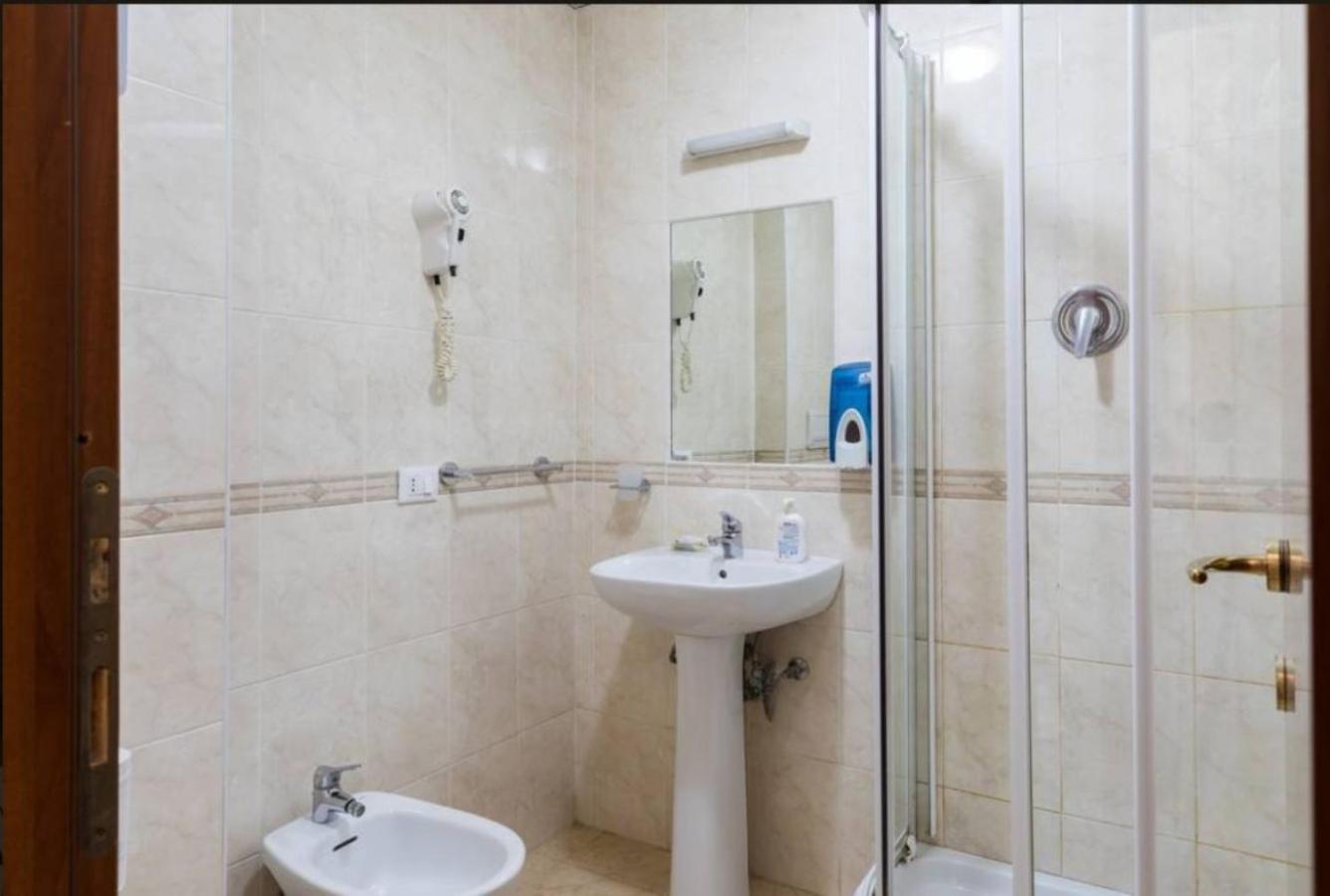 Double or Twin Room with Private Bathroom photo 2
